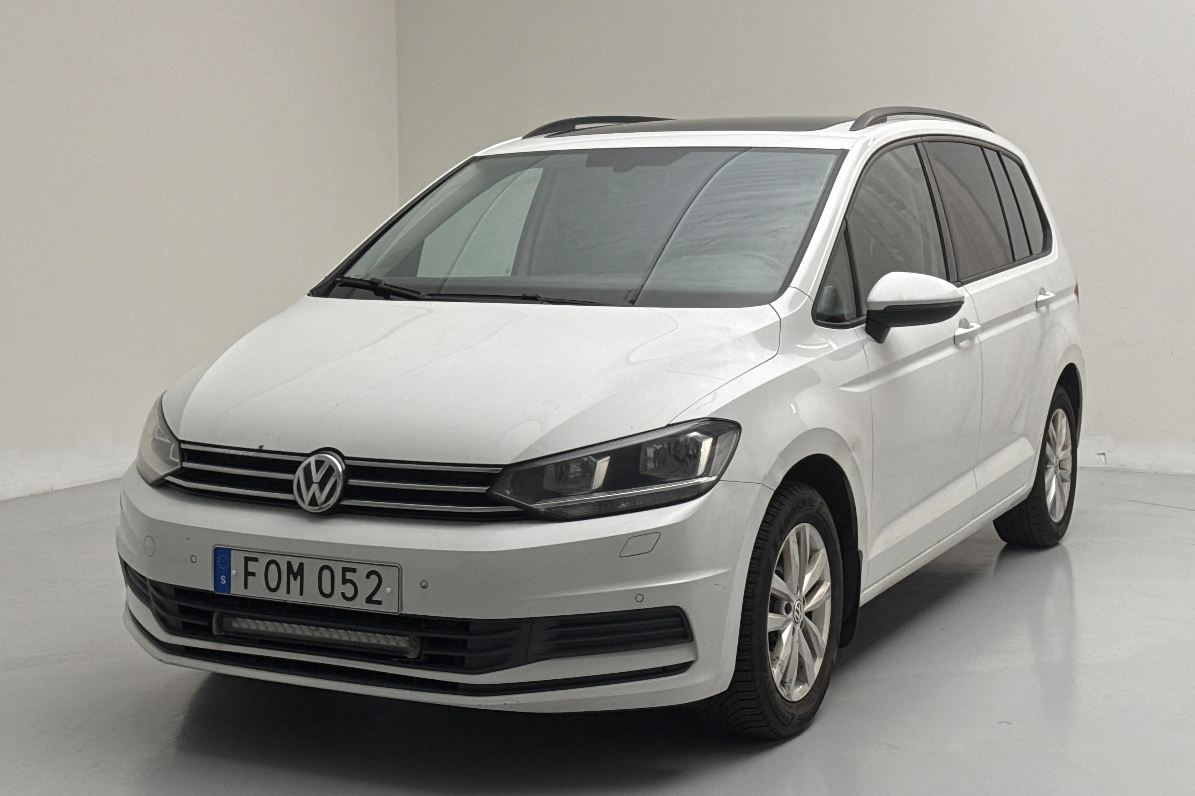Presentation photo 1 of 17: VW Touran 1.6 TDI (115hk) - 250 330 km - Automatic - white - 2017