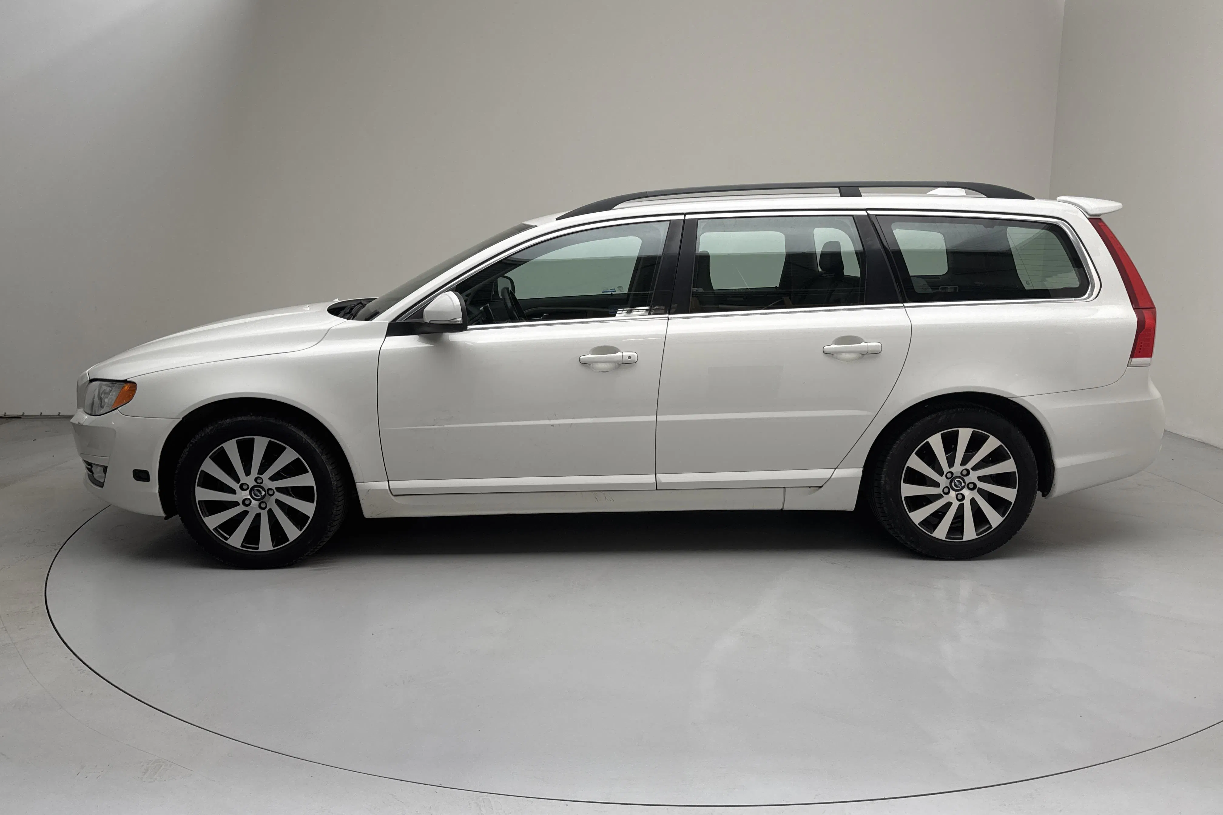 Presentationsfoto 2 av 13: Volvo V70 II 2.0 Bi-fuel (213hk) - 21 544 mil - Automat - vit - 2014