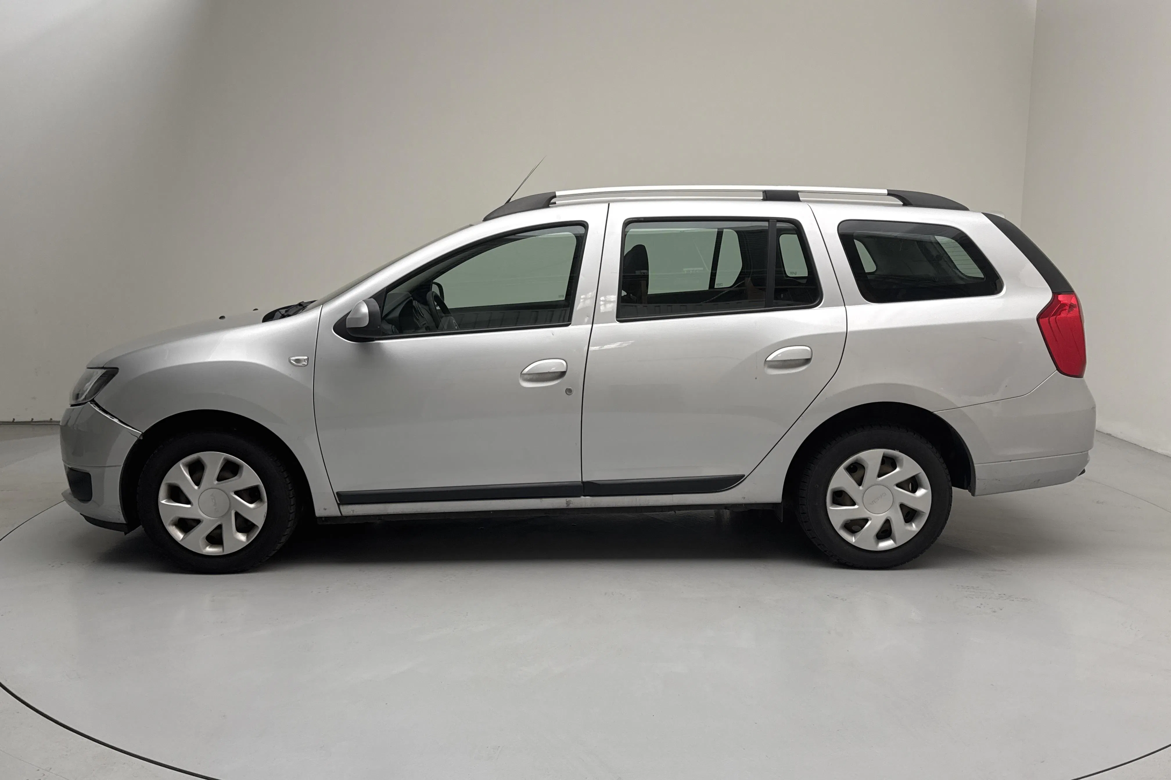 Presentation photo 2 of 11: Dacia Logan MCV 0.9 TCe (90hk) - 132 130 km - Automatic - silver - 2016