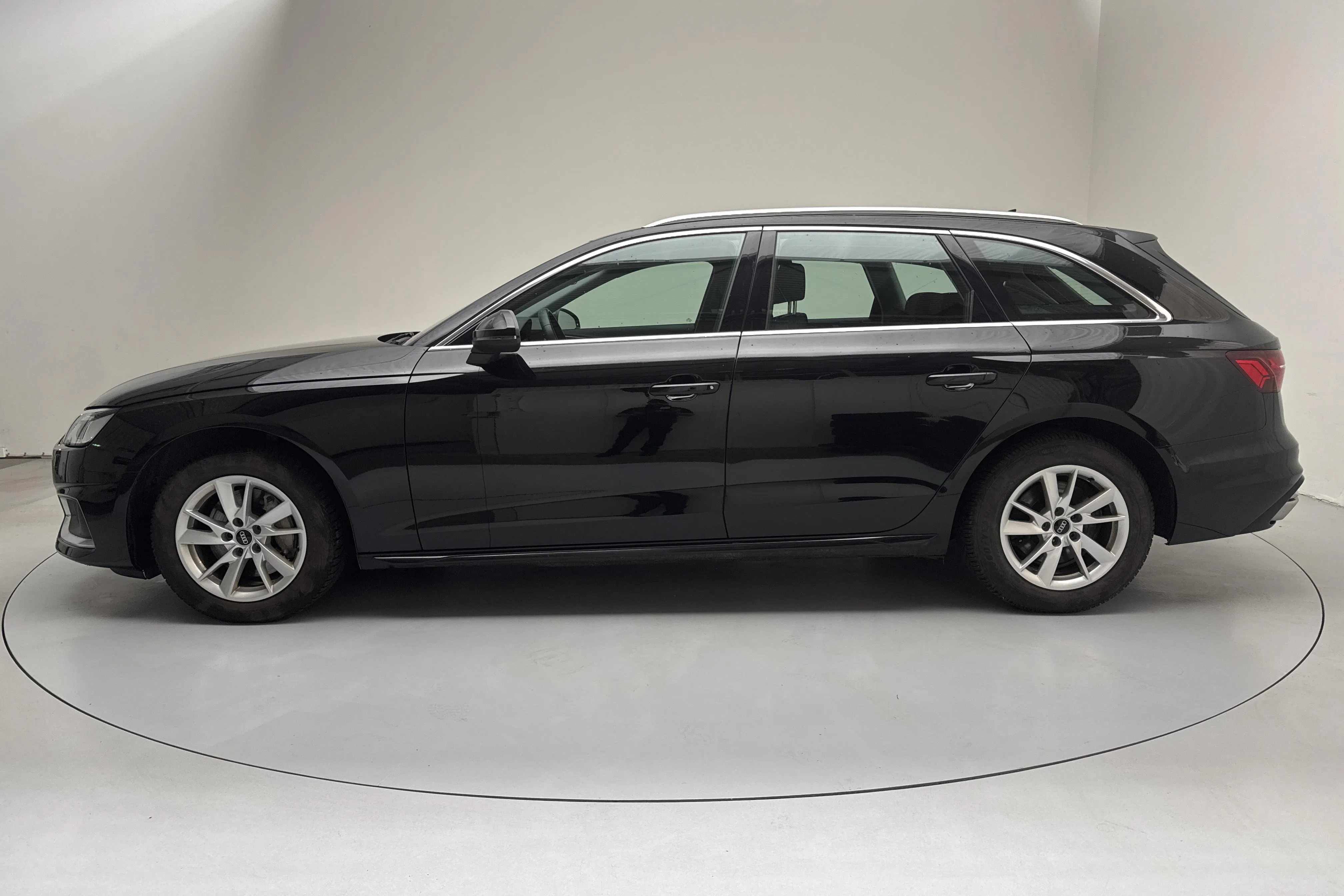 Presentationsfoto 2 av 14: Audi A4 Avant 40 TDI quattro (204hk) - 12 458 mil - Automat - svart - 2023