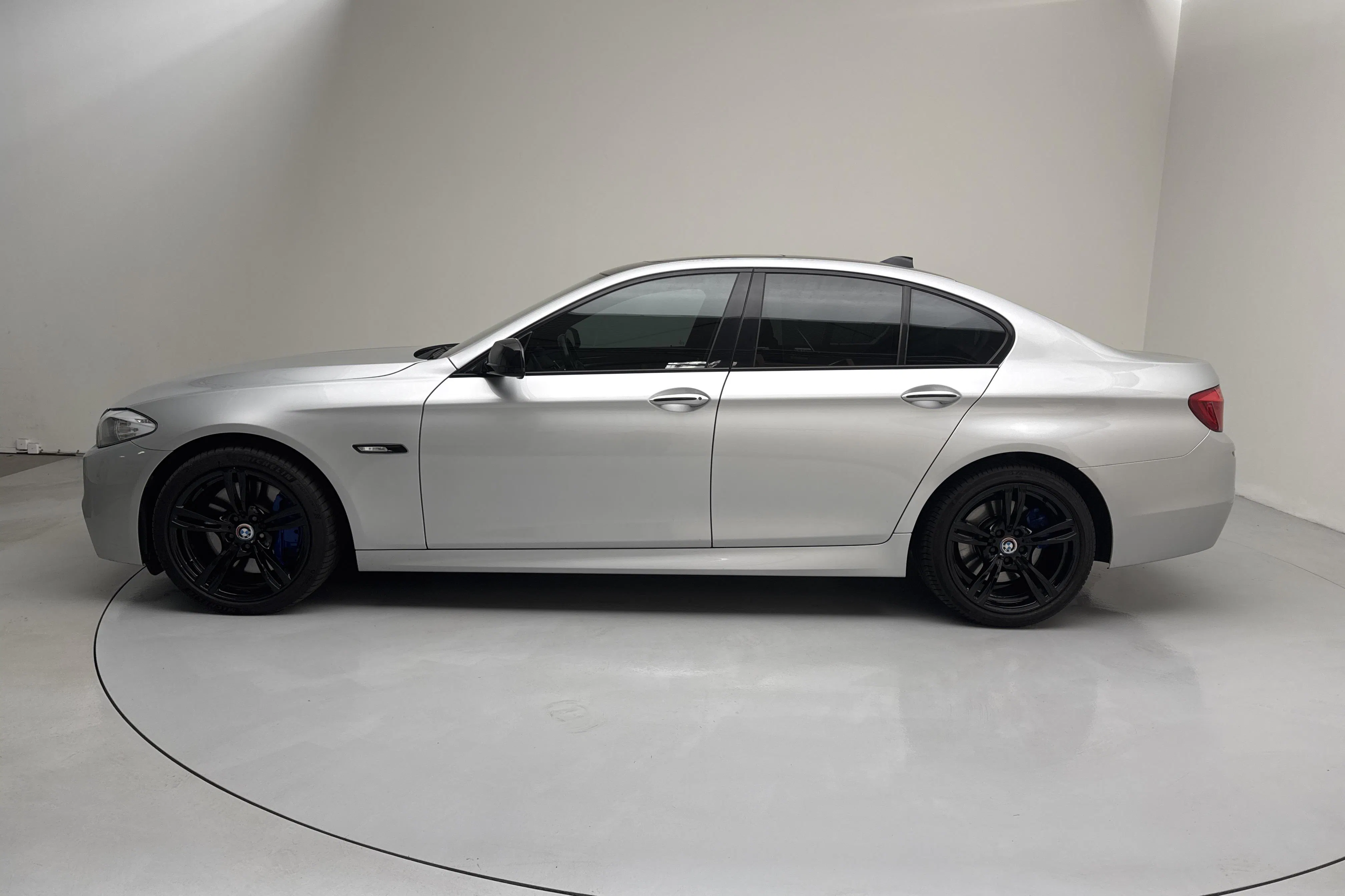 Presentationsfoto 2 av 15: BMW 550i xDrive Sedan, F10 (408hk) - 11 060 mil - Automat - Light Grey - 2011
