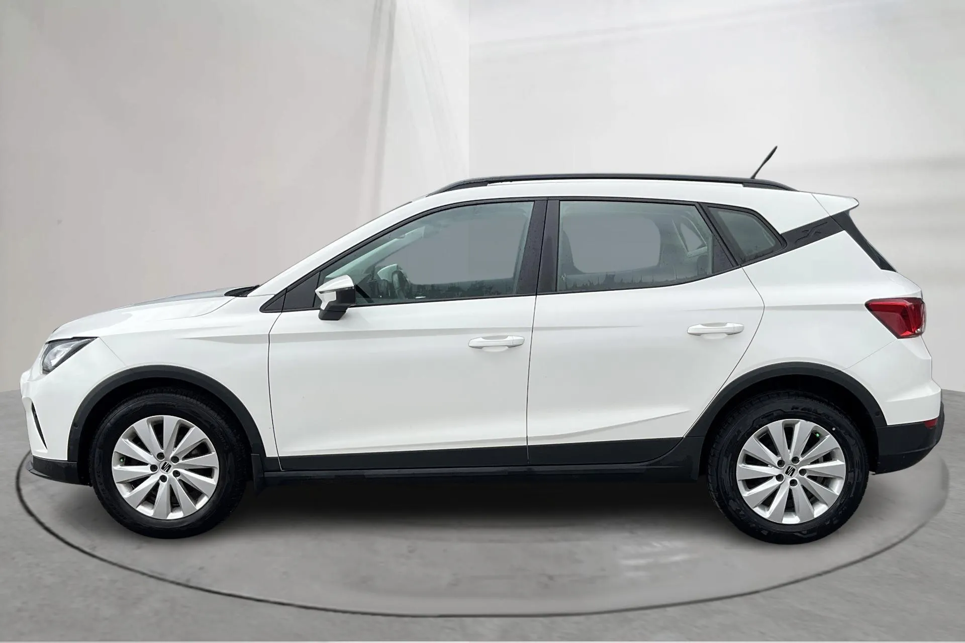 Presentationsfoto 2 av 14: Seat Arona 1.0 TGI 5dr (90hk) - 20 232 mil - Manuell - vit - 2022