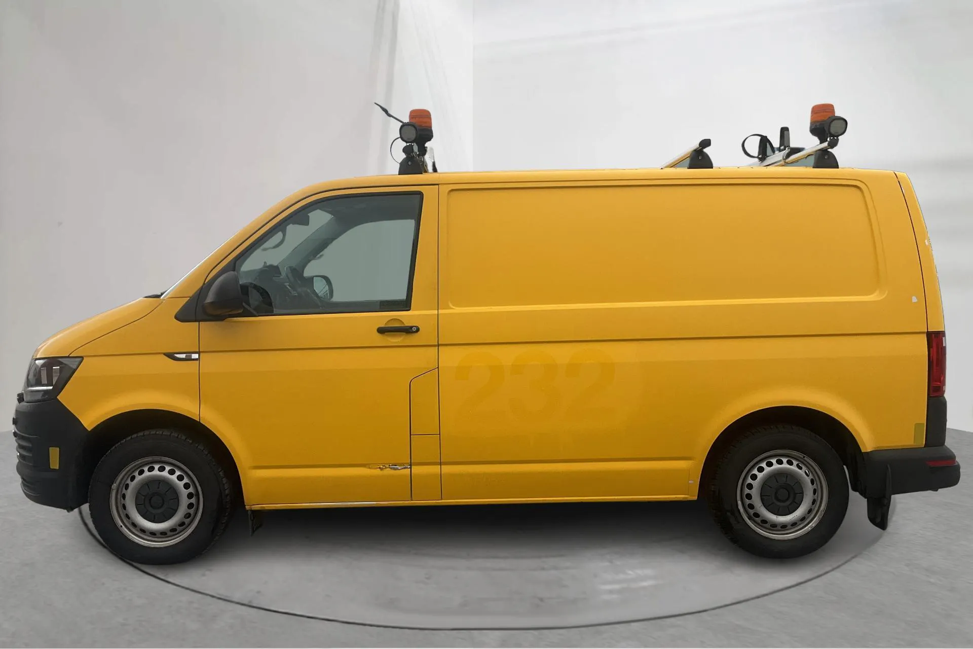 Presentationsfoto 2 av 19: VW Transporter T6 2.0 TDI BMT Skåp 4MOTION (150hk) - 3 610 mil - Automat - gul - 2017