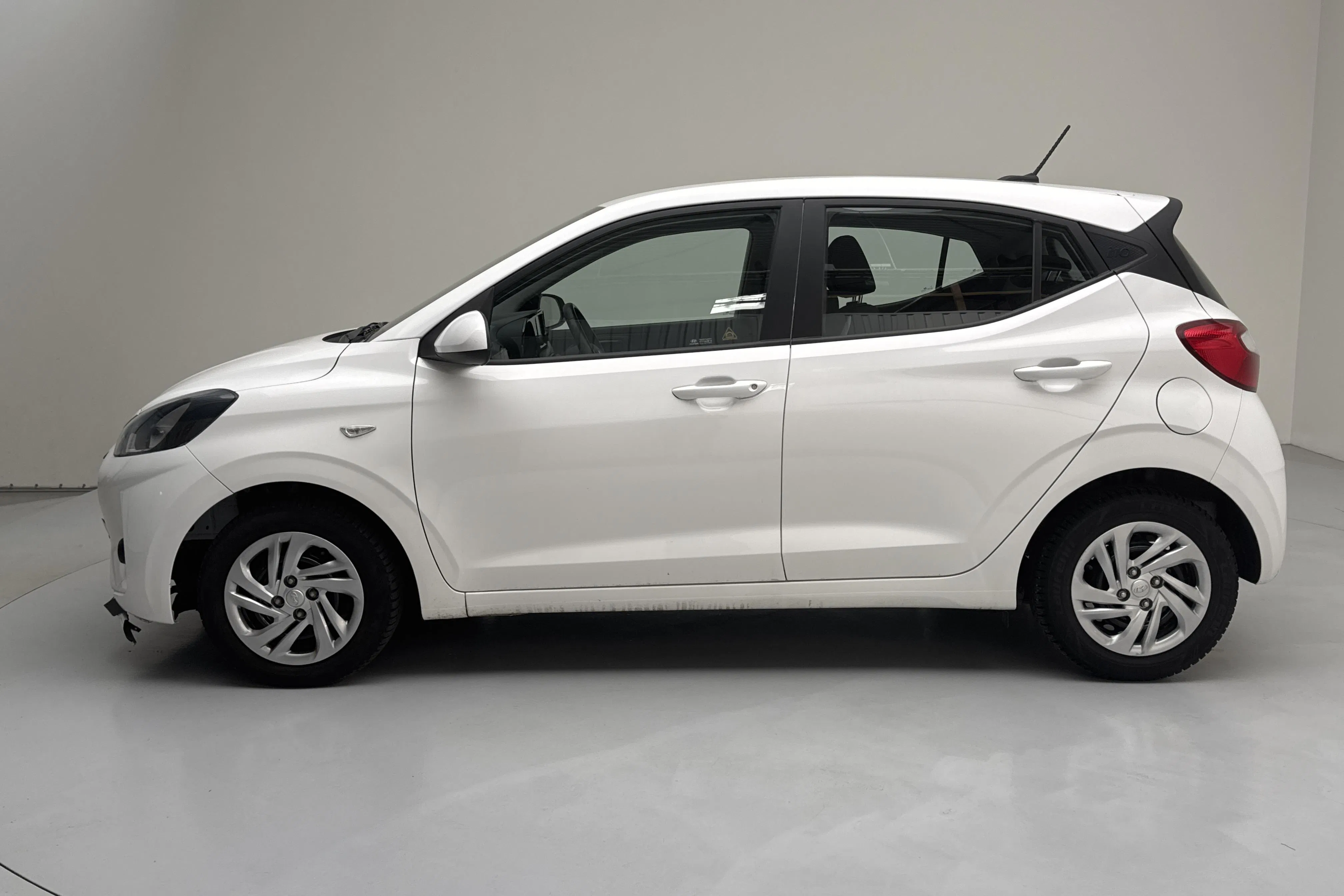 Presentation photo 2 of 11: Hyundai i10 1.0 MPi (67hk) - 48 380 km - Automatic - white - 2022