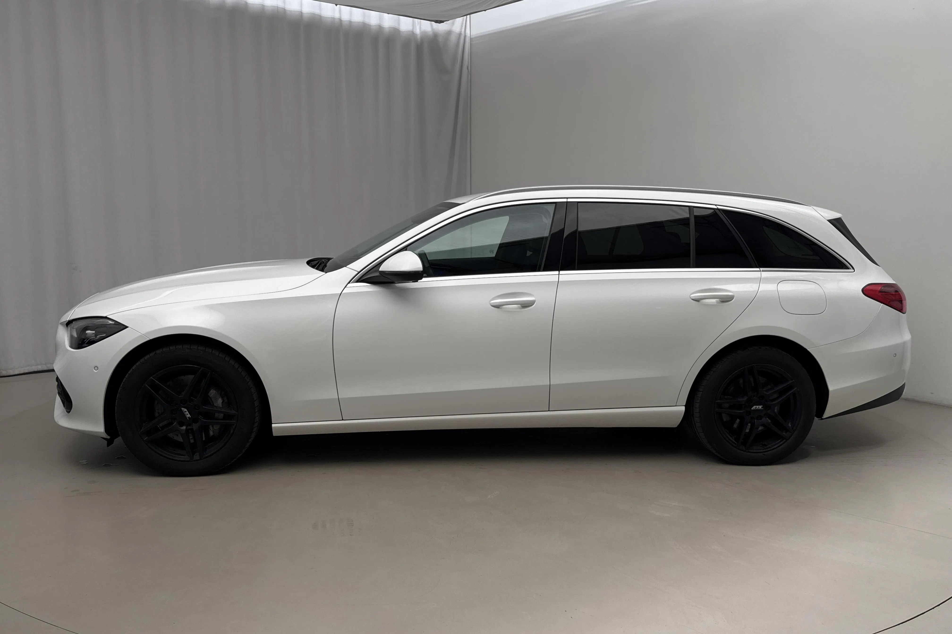 Presentation photo 2 of 22: Mercedes C 300 e Kombi S206 (333hk) - 6 141 Scandinavian mile - Automatic - white - 2023