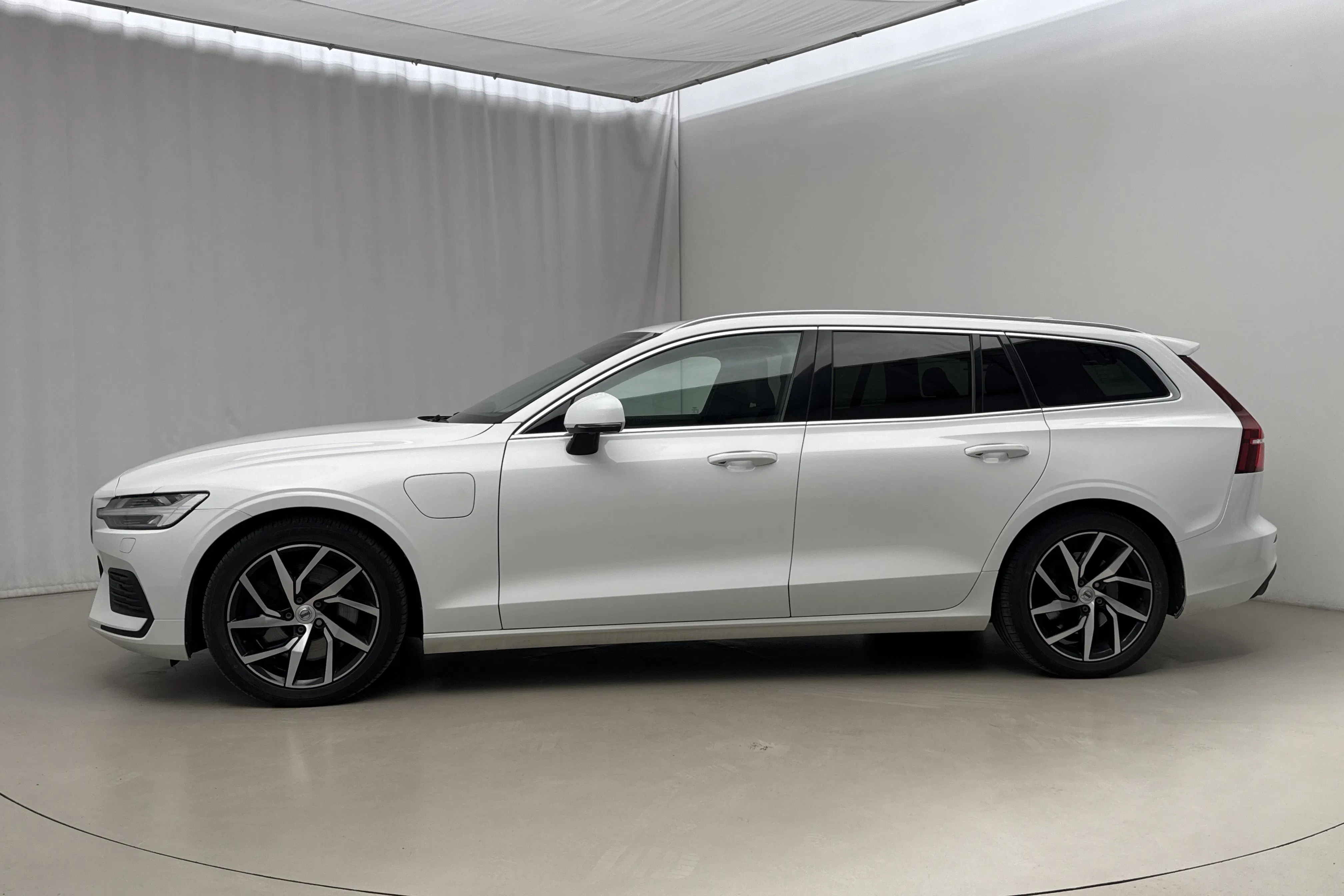 Presentationsfoto 2 av 24: Volvo V60 T6 AWD Twin Engine (340hk) - 18 891 mil - Automat - vit - 2020