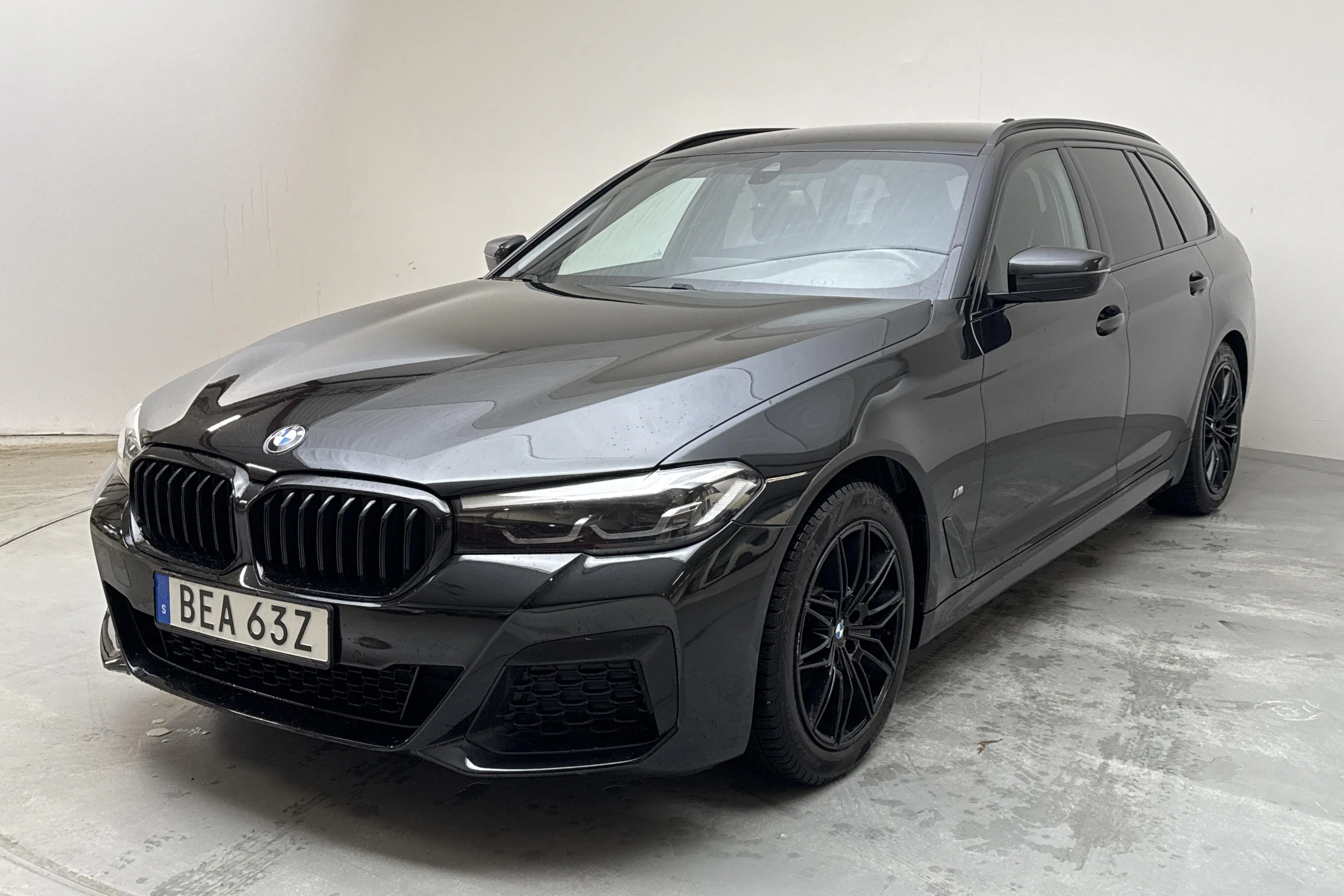 Presentationsfoto 1 av 15: BMW 520d xDrive Touring, G31 LCI (190hk+11hk) - 9 686 mil - Automat - svart - 2021