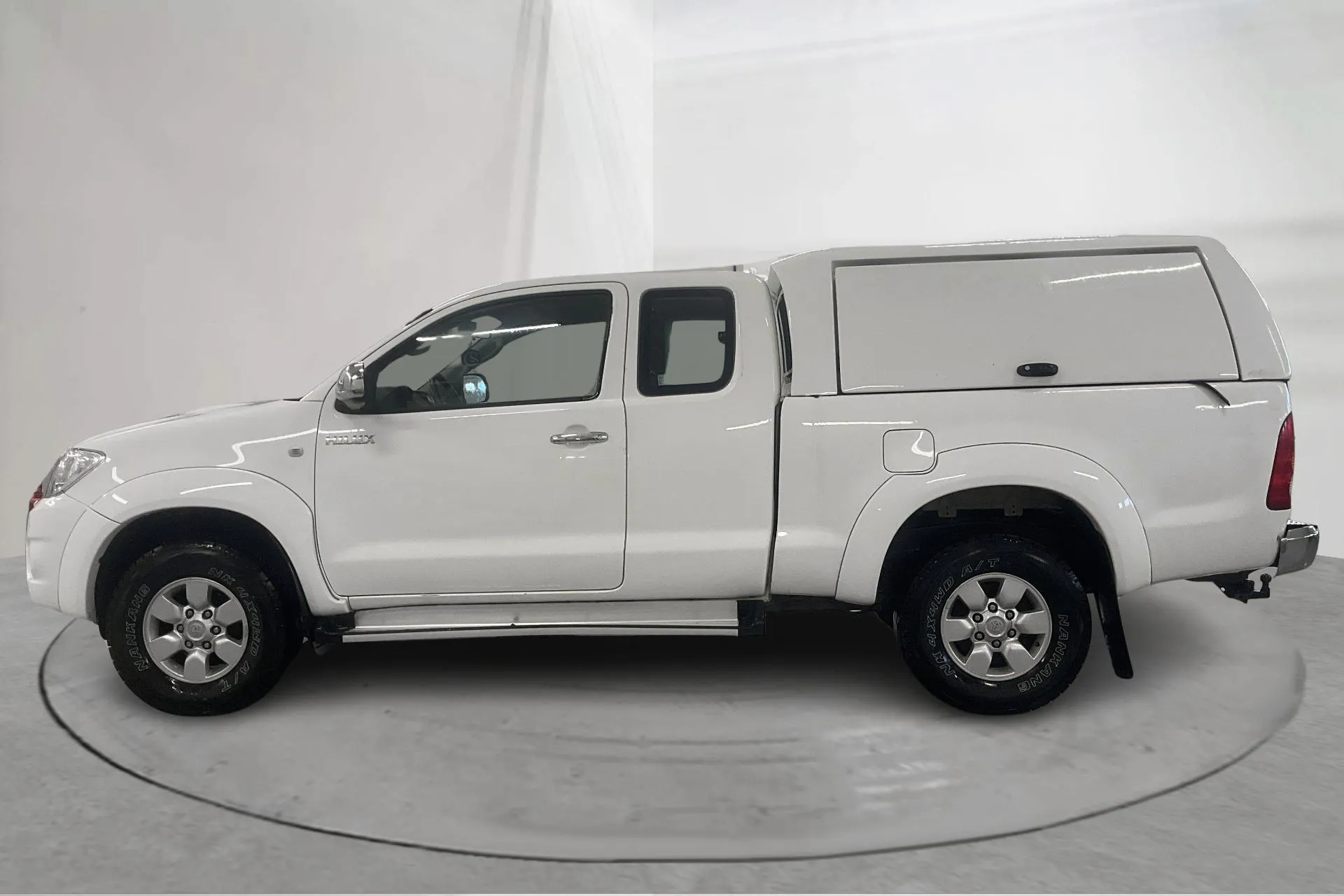 Presentationsfoto 2 av 15: Toyota Hilux 2.5 D-4D 4WD (144hk) - 29 870 mil - Manuell - vit - 2010