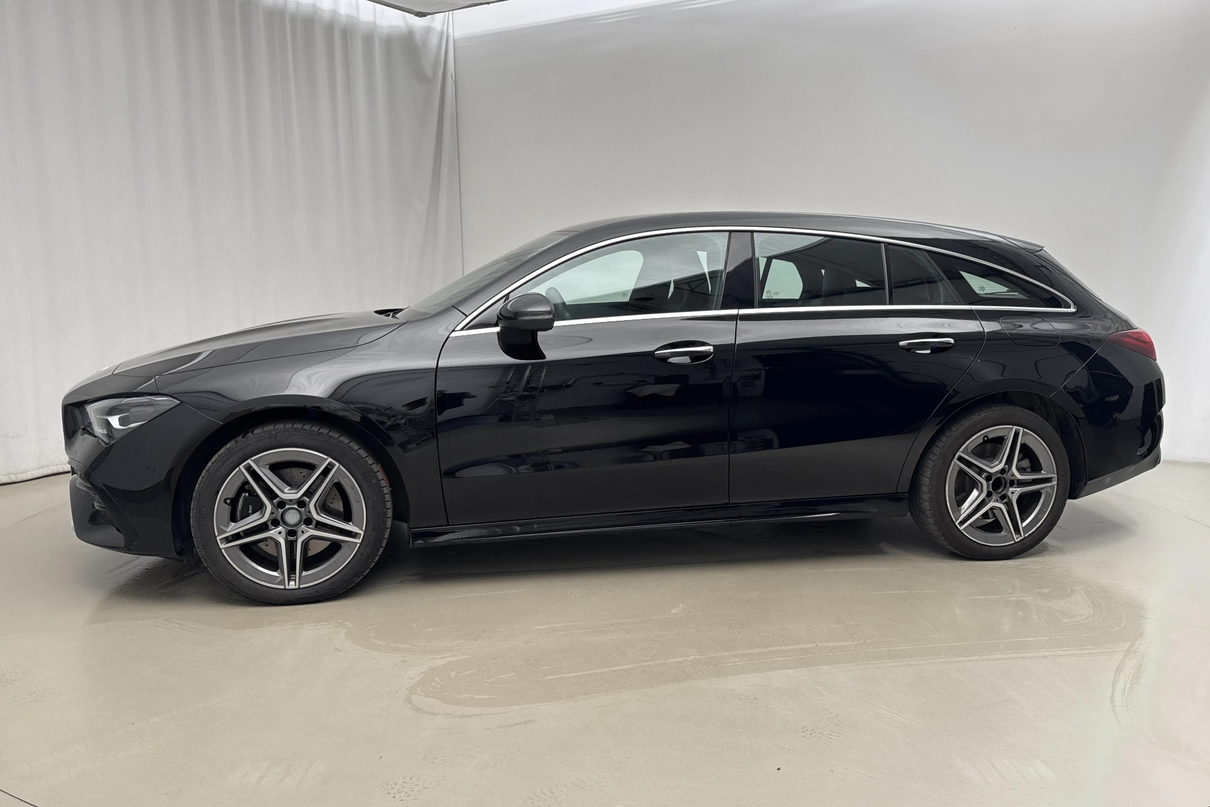 Presentationsfoto 2 av 20: Mercedes CLA 250 e Shooting Brake X118 (218hk) - 4 708 mil - Automat - svart - 2025