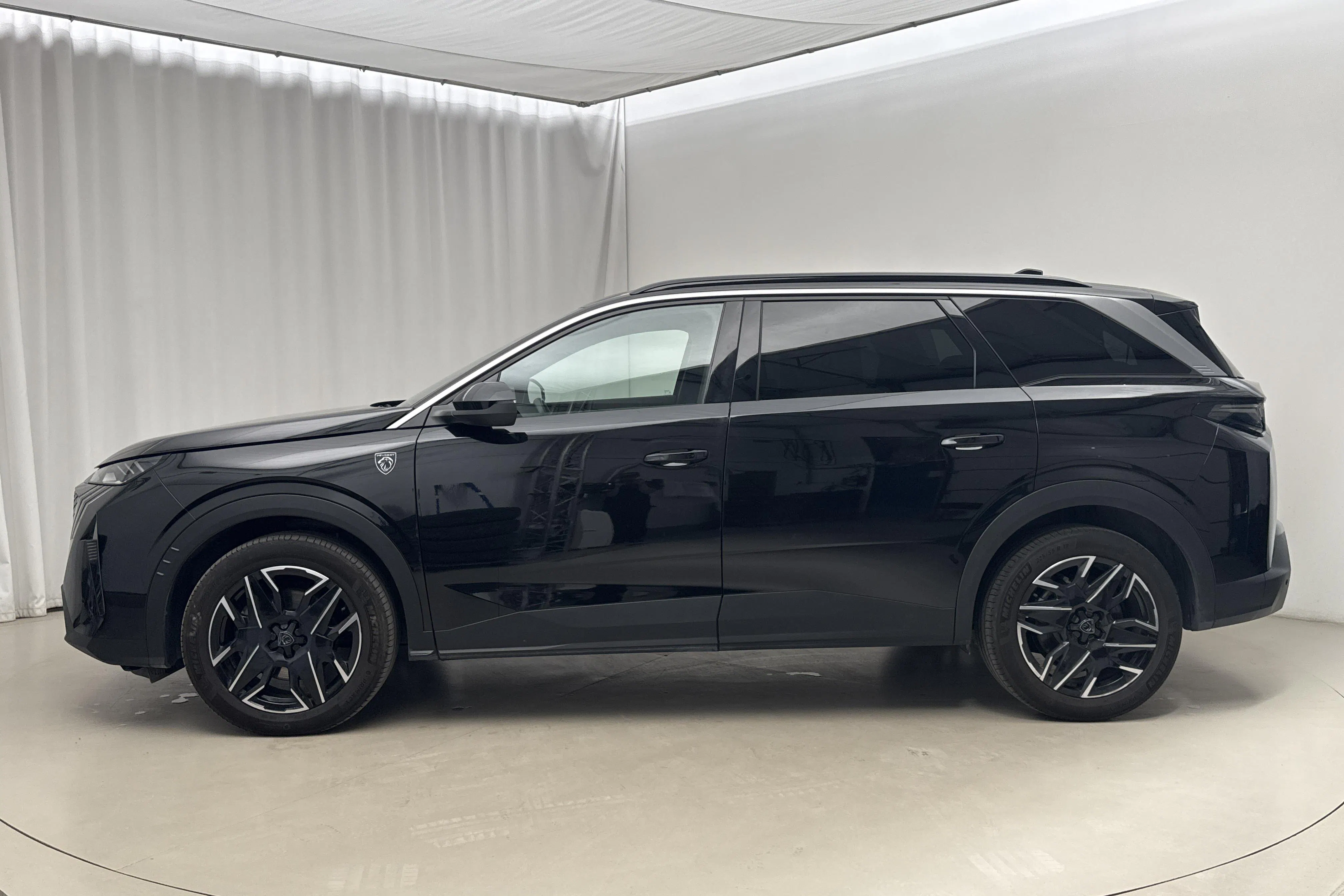 Presentation photo 2 of 22: Peugeot 5008 Hybrid (136hk) - 25 660 km - Automatic - black - 2024