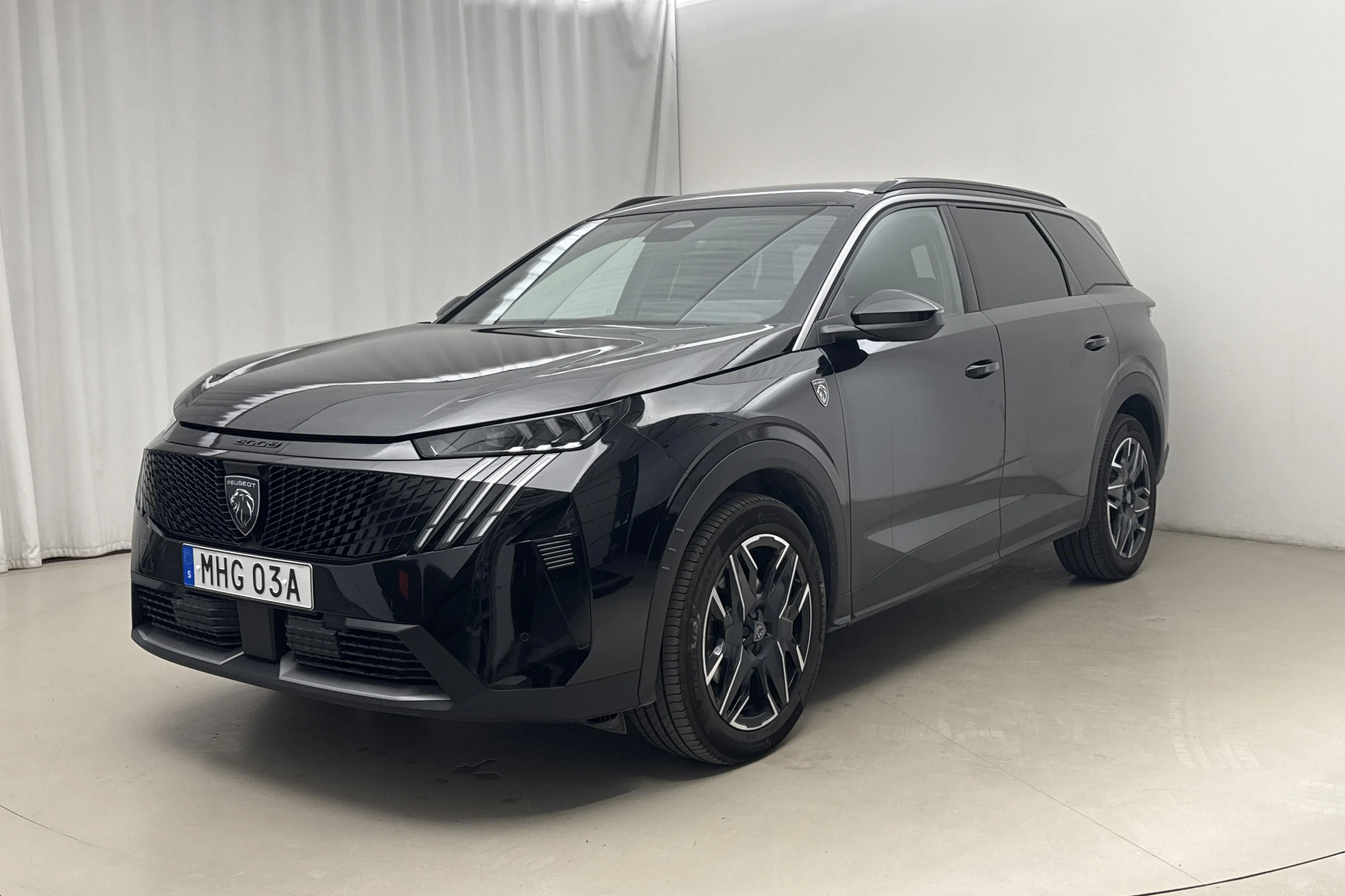 Presentation photo 1 of 22: Peugeot 5008 Hybrid (136hk) - 25 660 km - Automatic - black - 2024