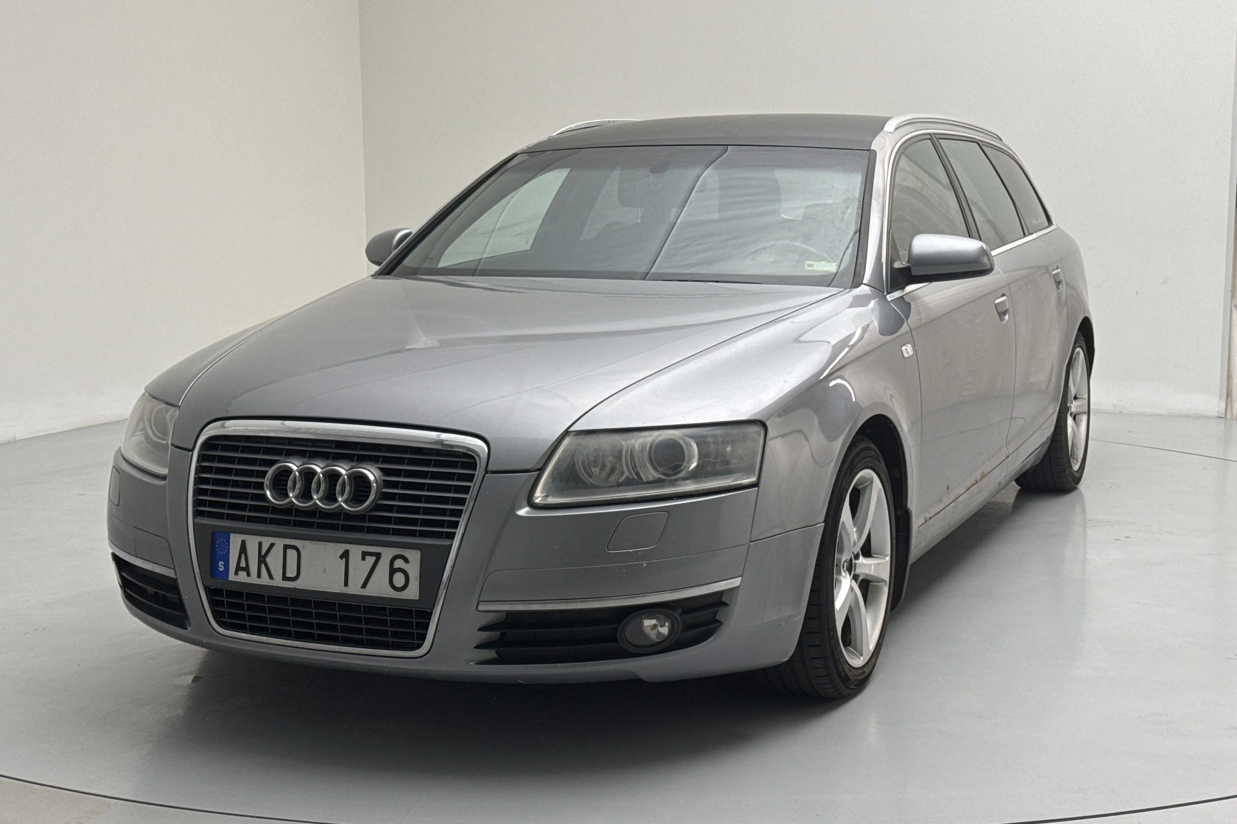 Presentation photo 1 of 13: Audi A6 2.8 FSI Avant (210hk) - 296 300 km - Manual - dark grey - 2008