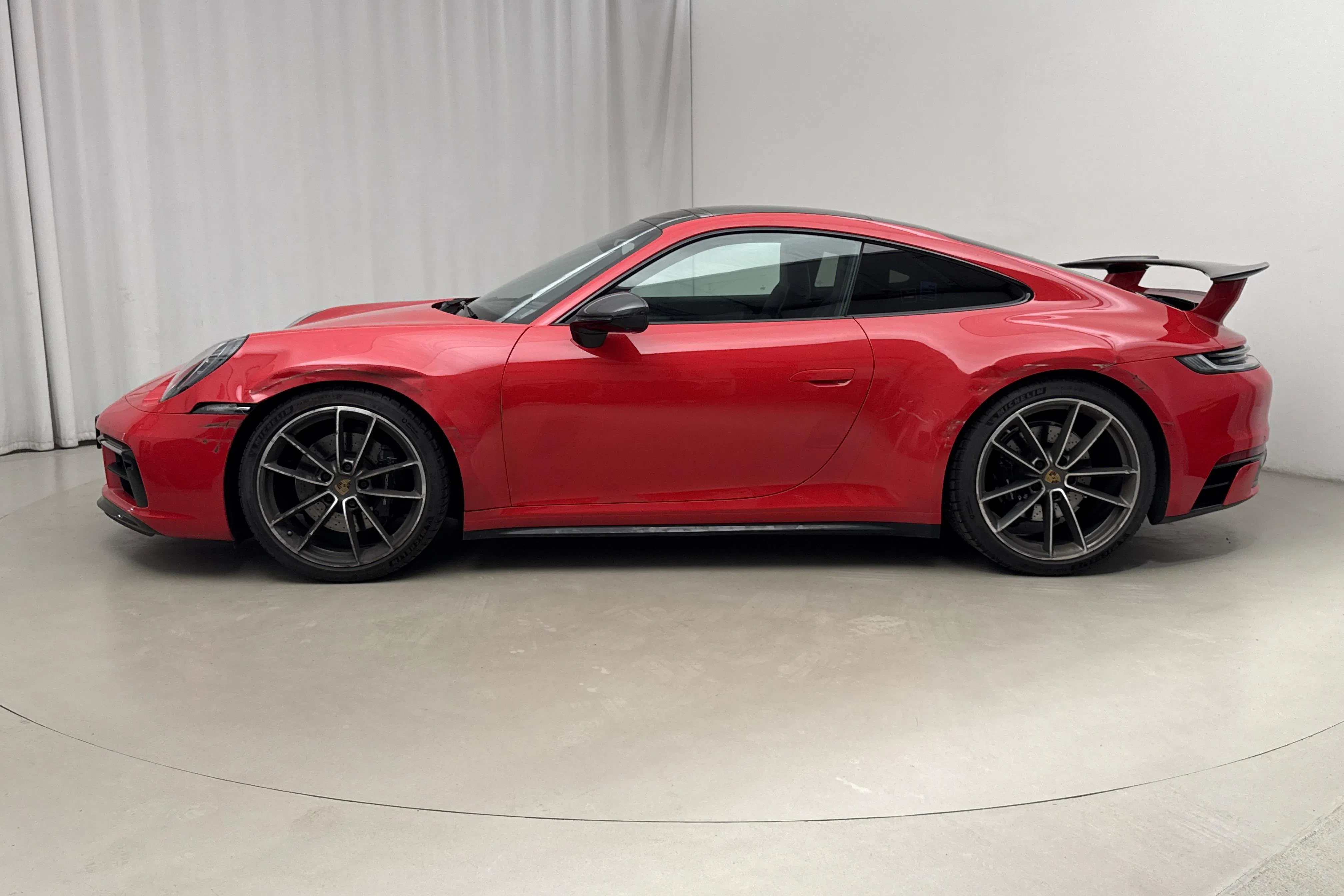 Presentationsfoto 2 av 24: Porsche 911/992 Carrera 4S Coupé (450hk) - 3 645 mil - Automat - röd - 2021