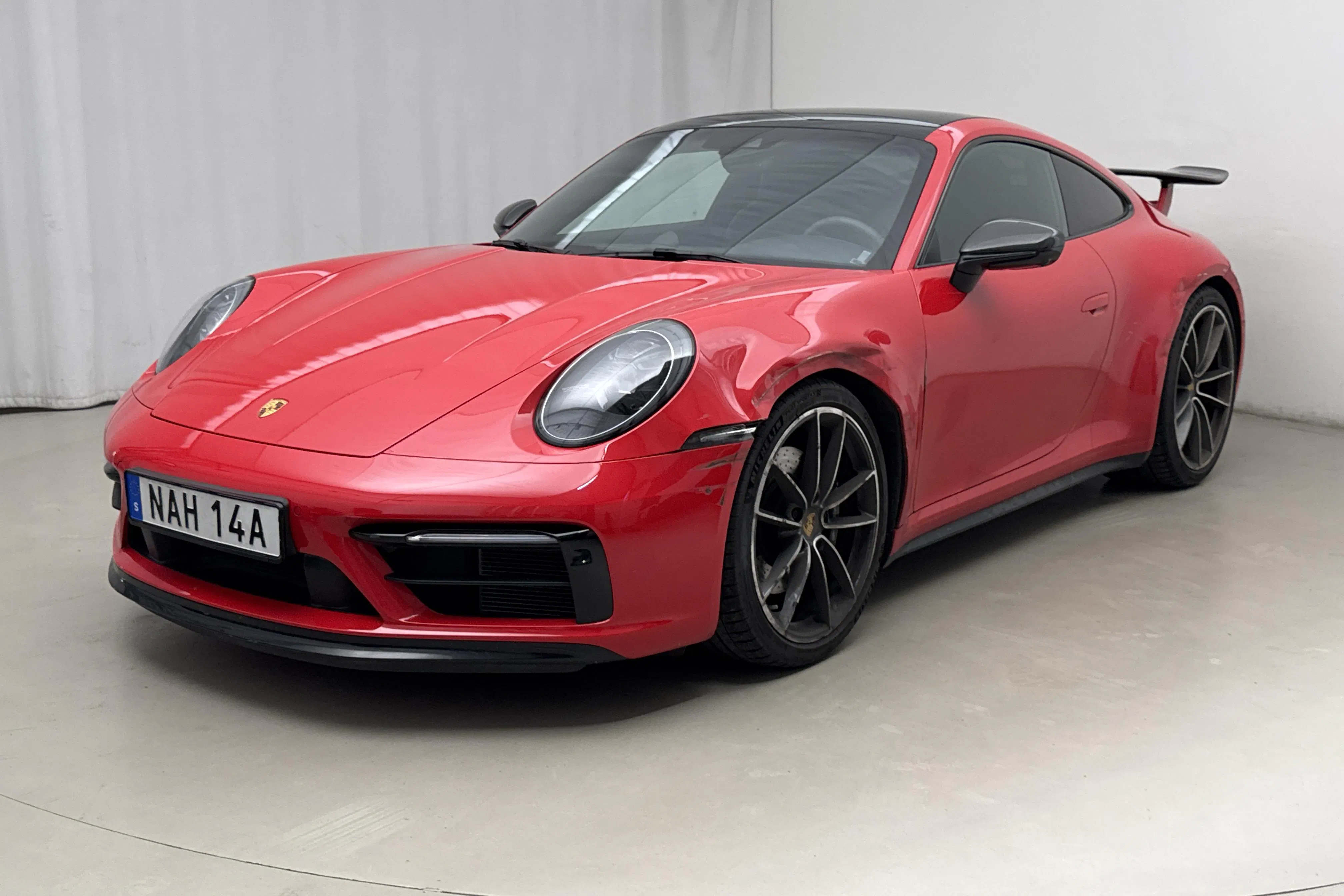 Presentationsfoto 1 av 24: Porsche 911/992 Carrera 4S Coupé (450hk) - 3 645 mil - Automat - röd - 2021