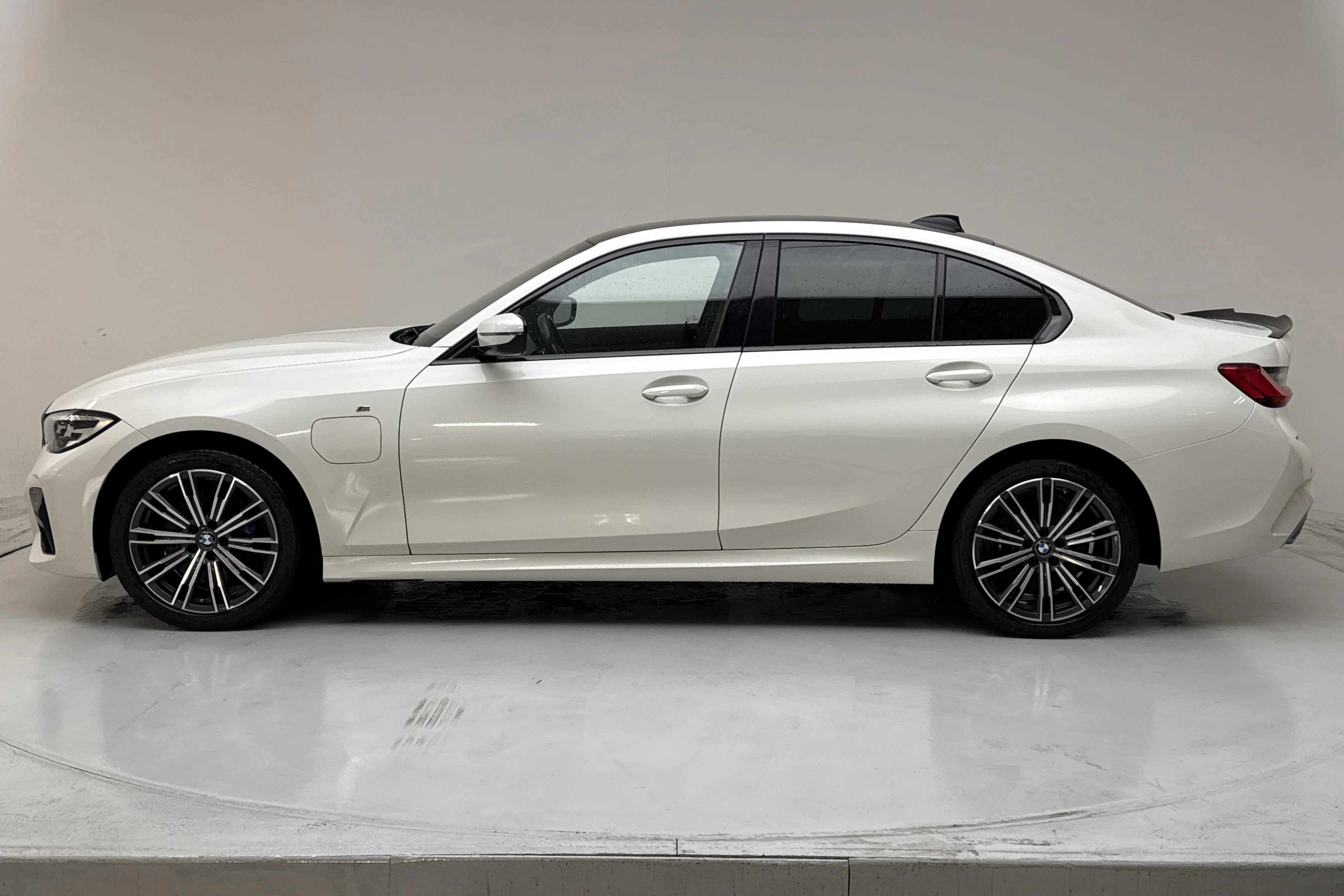 Presentationsfoto 2 av 14: BMW 330e Sedan, G20 (292hk) - 7 212 mil - Automat - vit - 2020