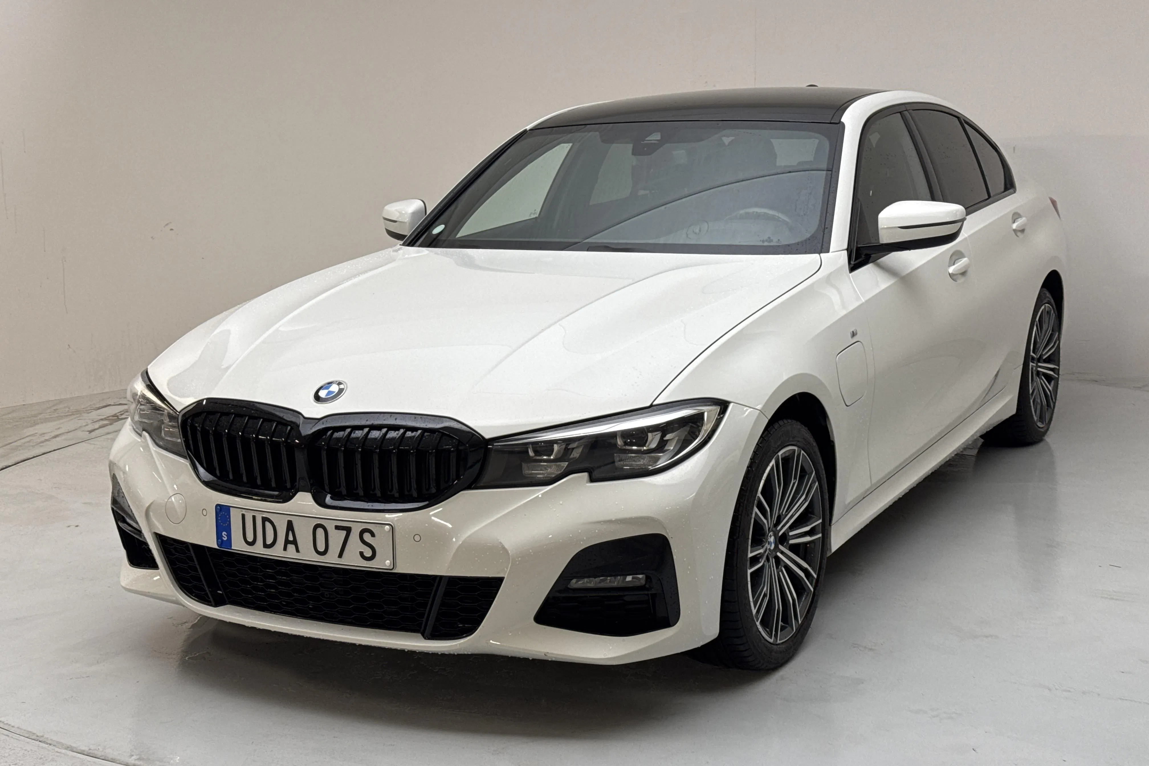 Presentationsfoto 1 av 14: BMW 330e Sedan, G20 (292hk) - 7 212 mil - Automat - vit - 2020