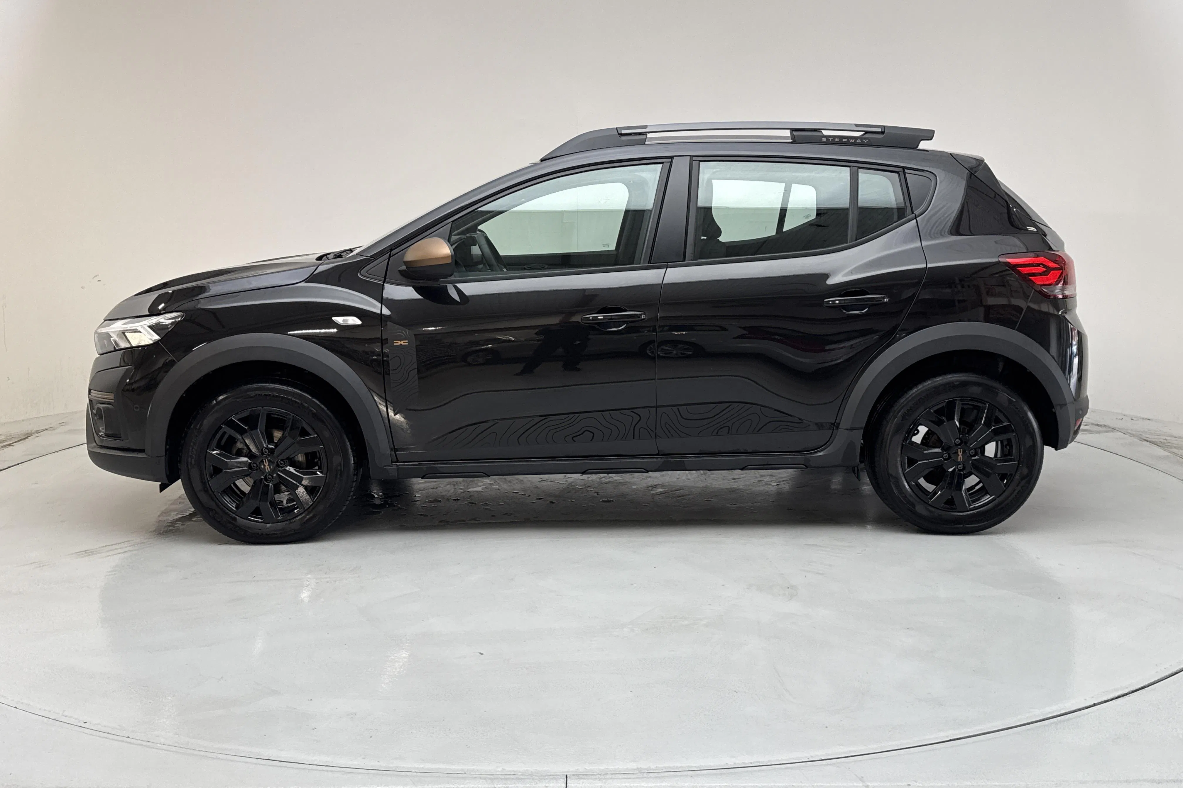Presentation photo 2 of 13: Dacia Sandero Stepway 1.0 TCe (90hk) - 24 840 km - Automatic - black - 2025