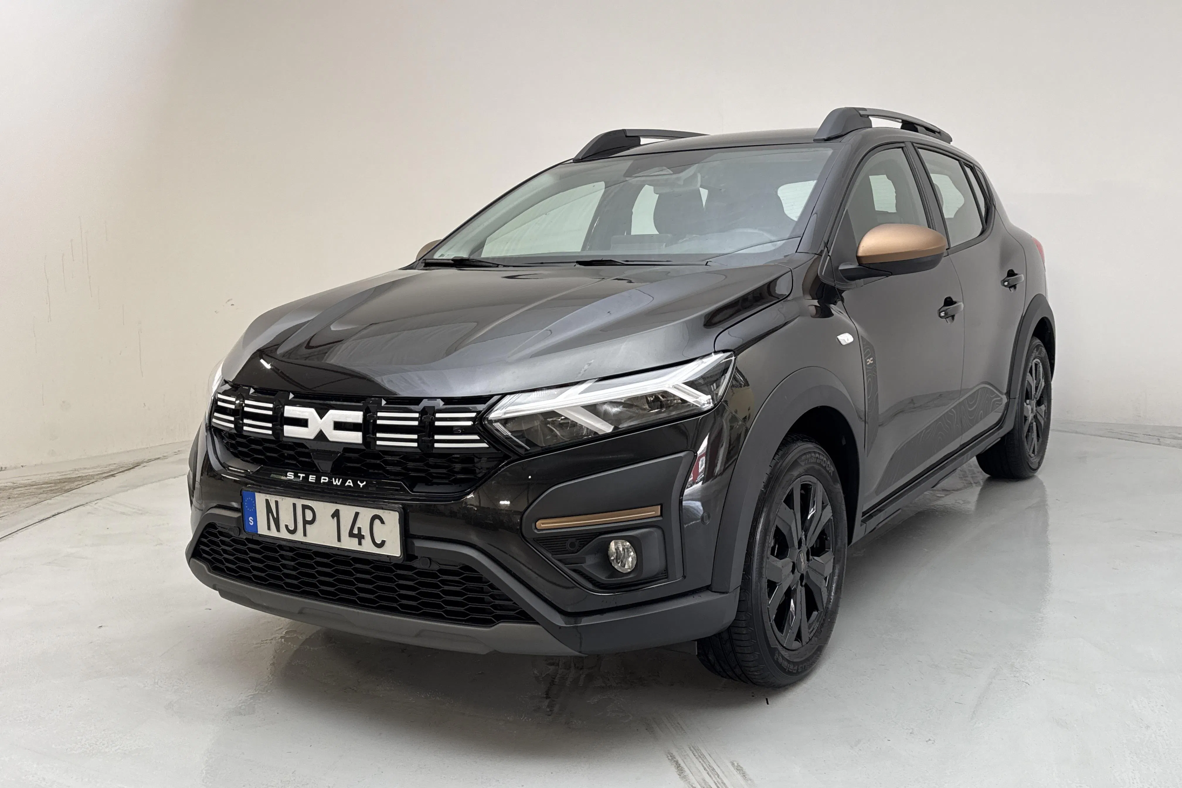 Presentation photo 1 of 13: Dacia Sandero Stepway 1.0 TCe (90hk) - 24 840 km - Automatic - black - 2025