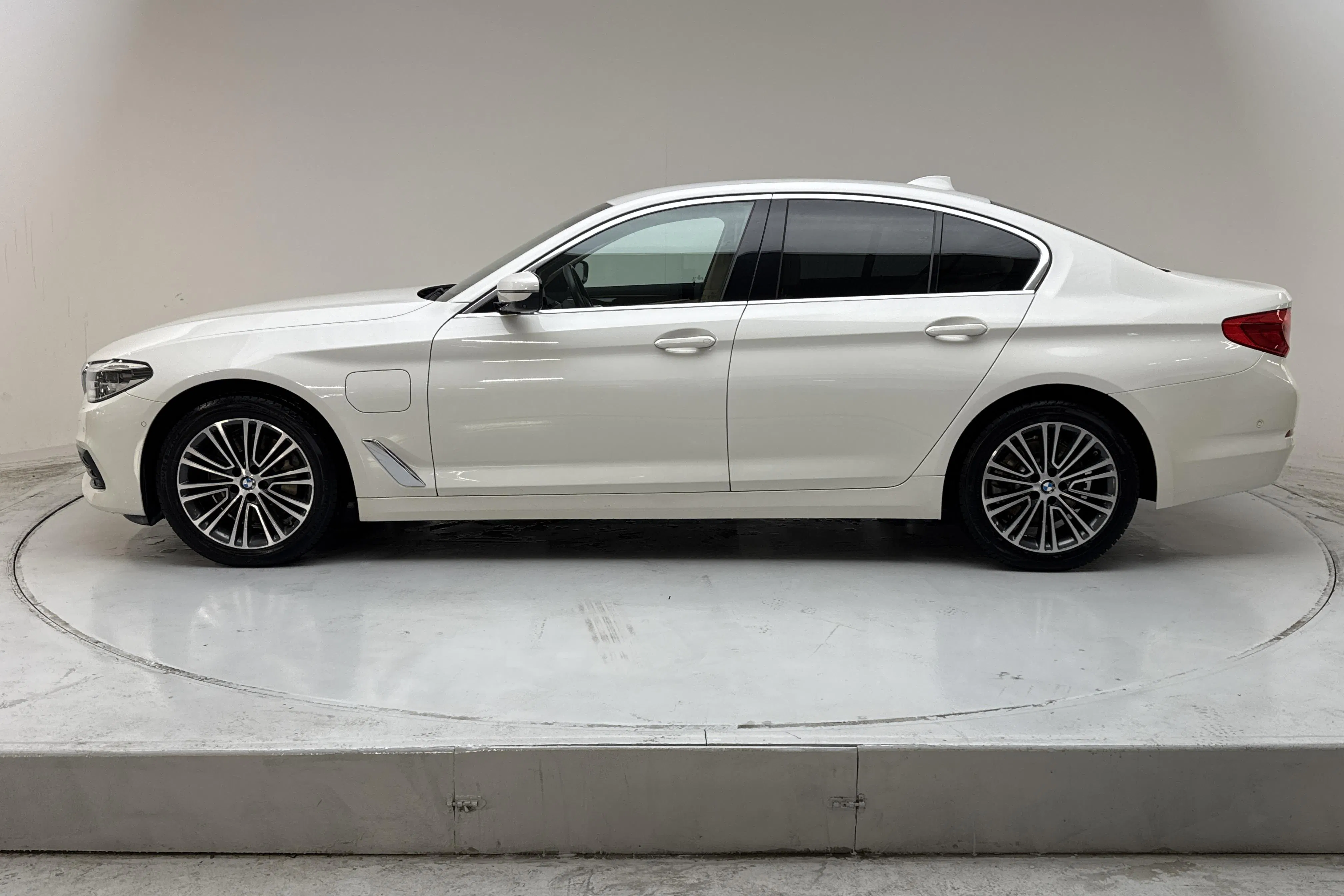Presentation photo 2 of 15: BMW 530e xDrive iPerformance Sedan, G30 12kWh (252hk) - 44 980 km - Automatic - white - 2020