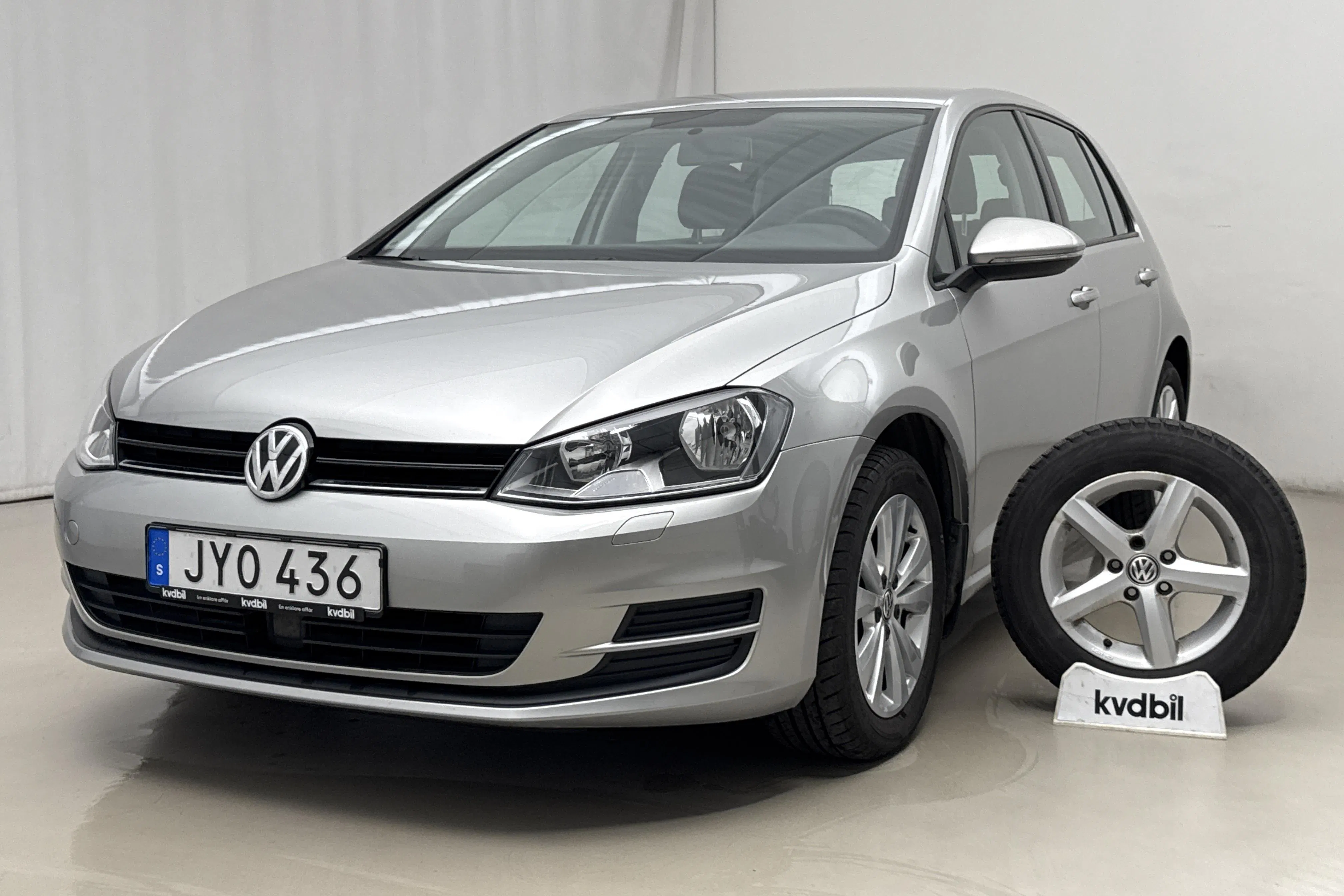 Presentationsfoto 1 av 16: VW Golf VII 1.2 TSI 5dr (110hk) - 8 520 mil - Manuell - silver - 2017