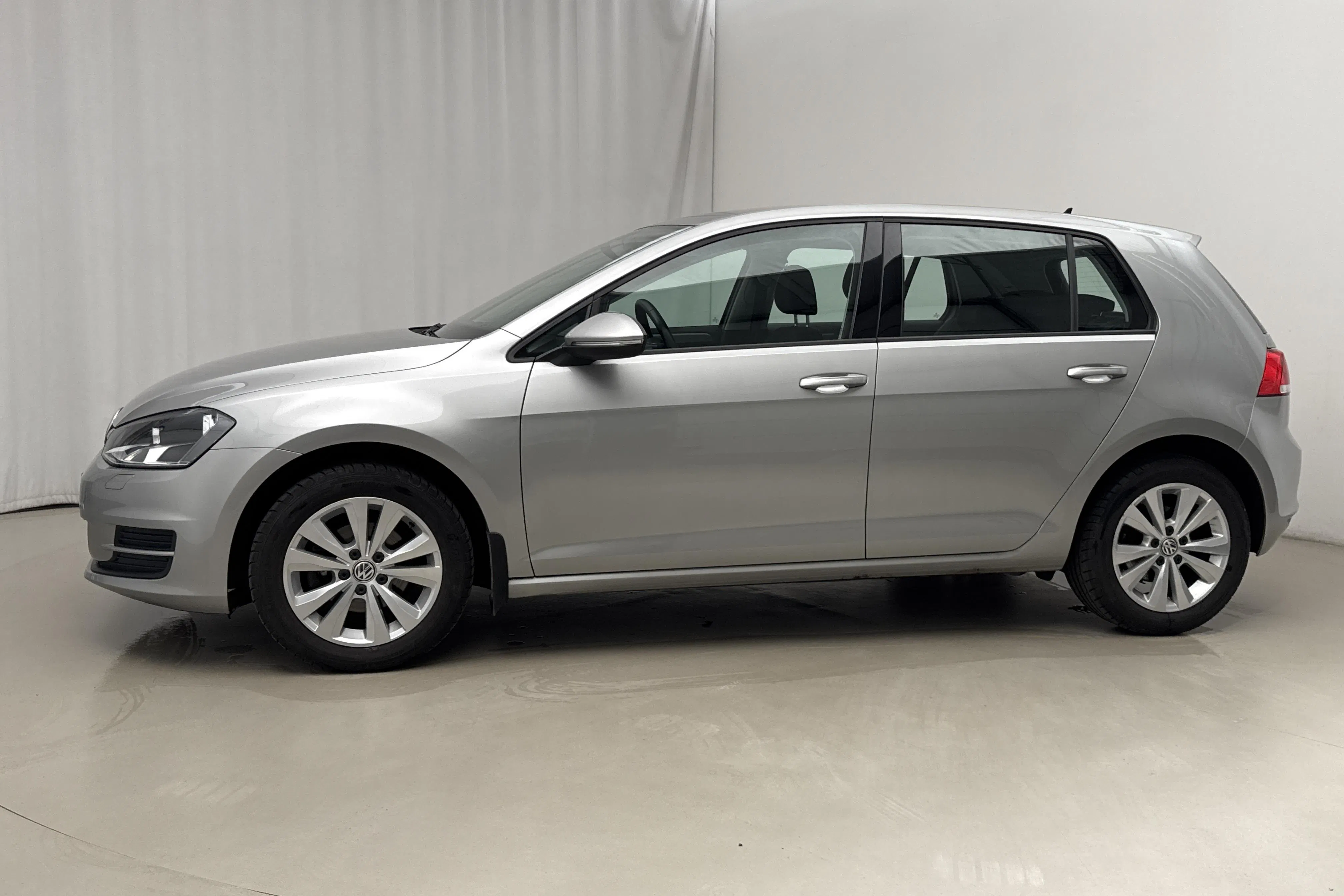 Presentationsfoto 2 av 16: VW Golf VII 1.2 TSI 5dr (110hk) - 8 520 mil - Manuell - silver - 2017