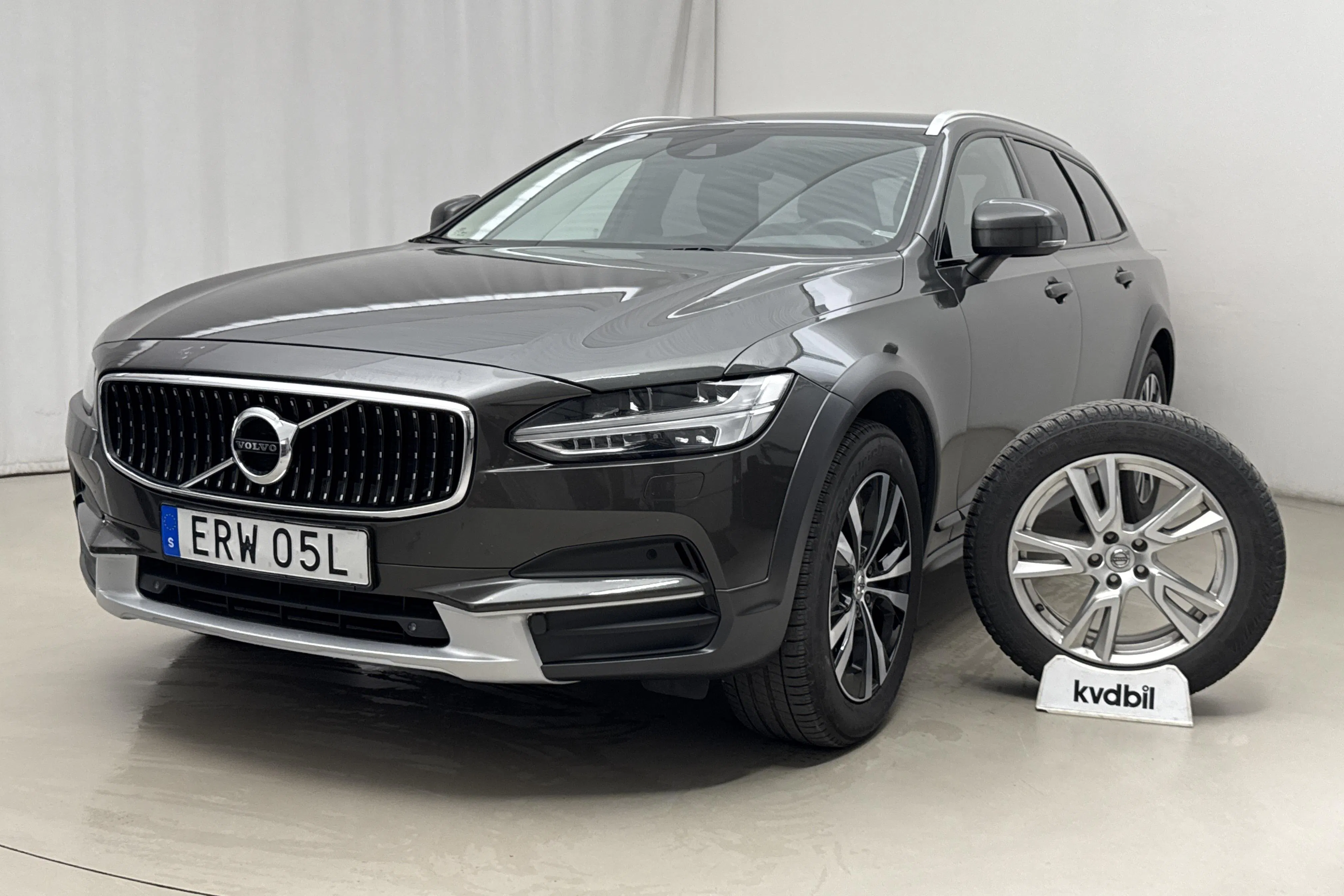 Presentation photo 1 of 19: Volvo V90 D4 Cross Country AWD (190hk) - 131 310 km - Automatic - Dark Grey - 2020