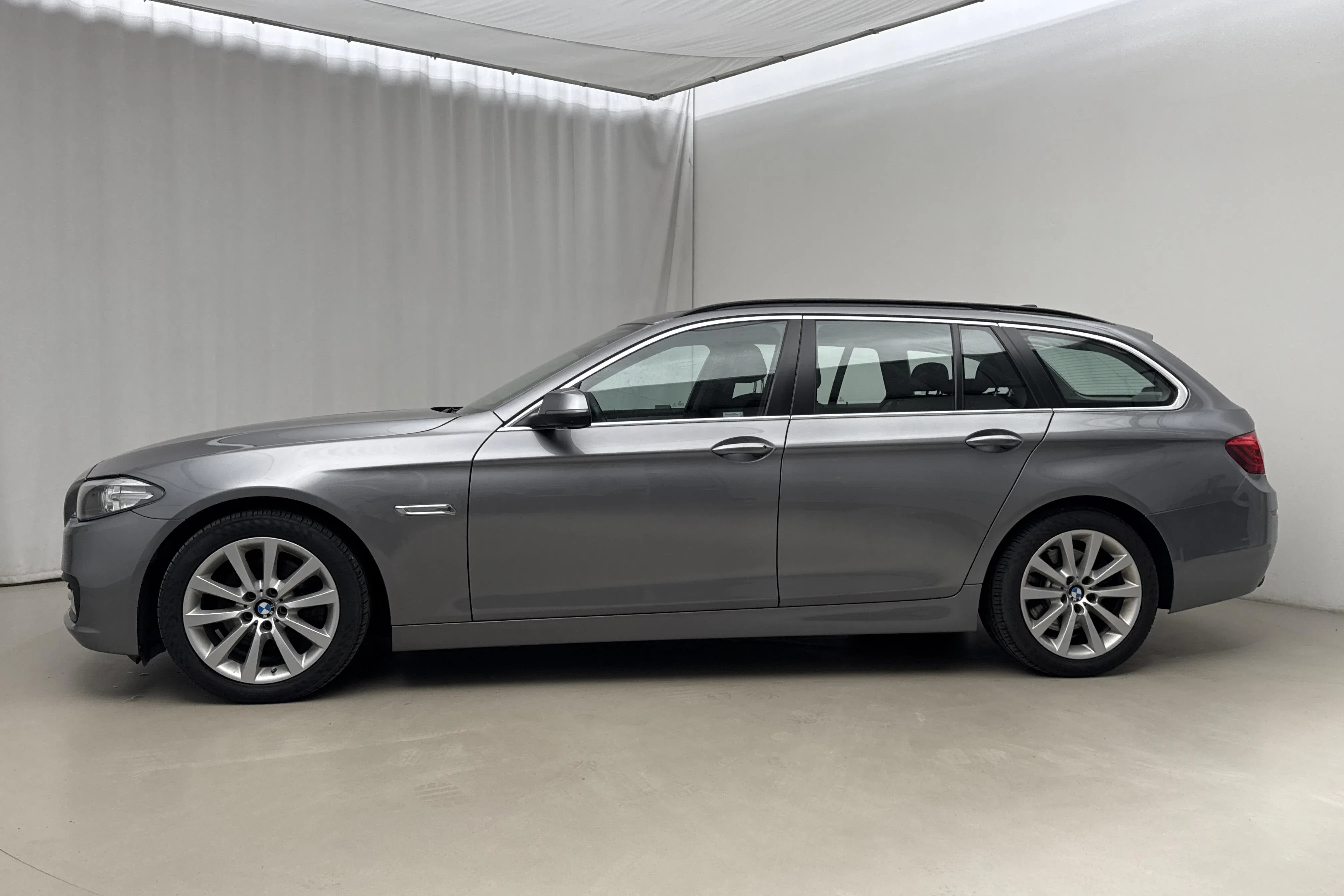 Presentationsfoto 2 av 16: BMW 520d xDrive Touring, F11 (190hk) - 12 636 mil - Automat - grå - 2017