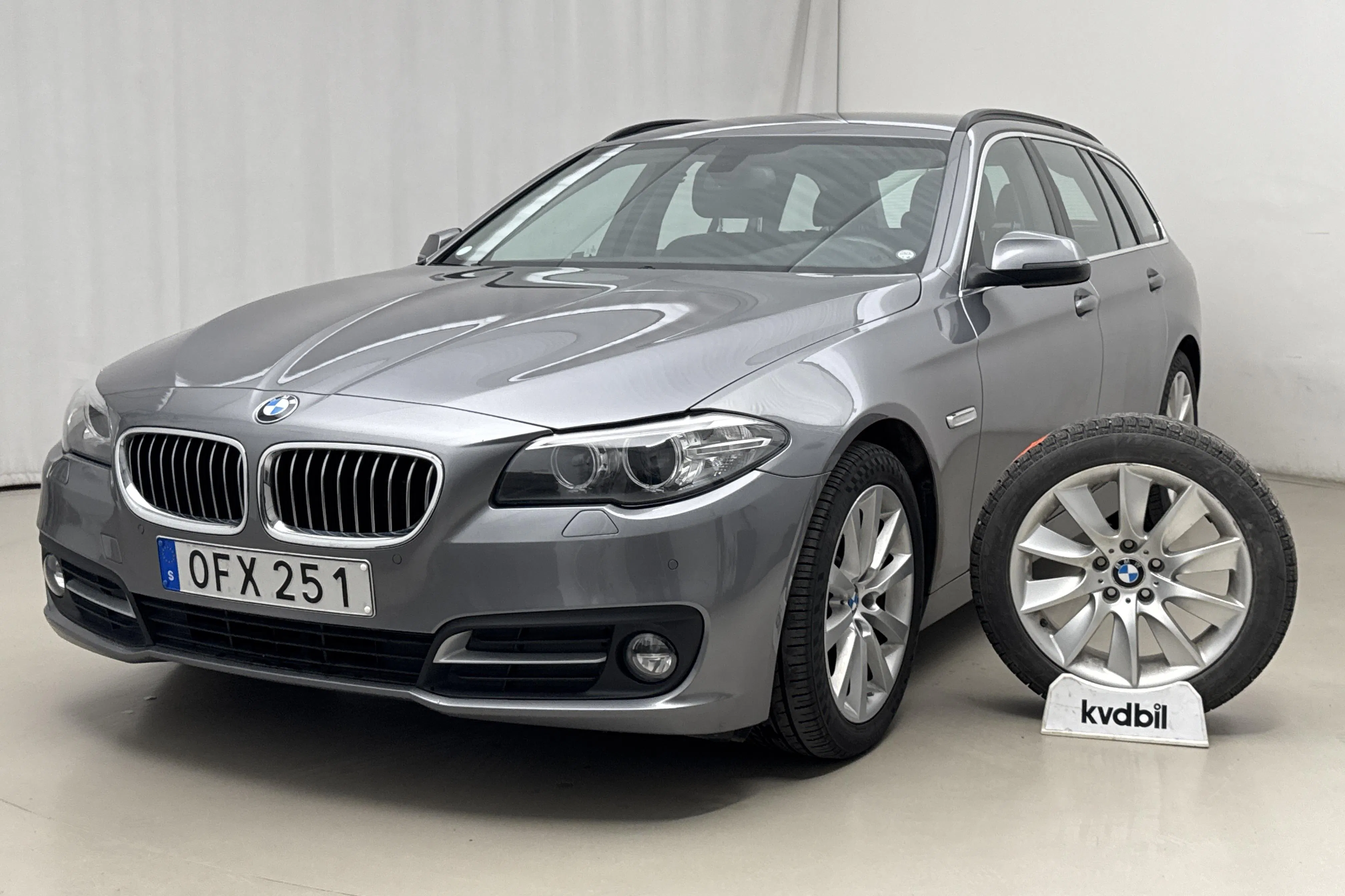 Presentationsfoto 1 av 16: BMW 520d xDrive Touring, F11 (190hk) - 12 636 mil - Automat - grå - 2017