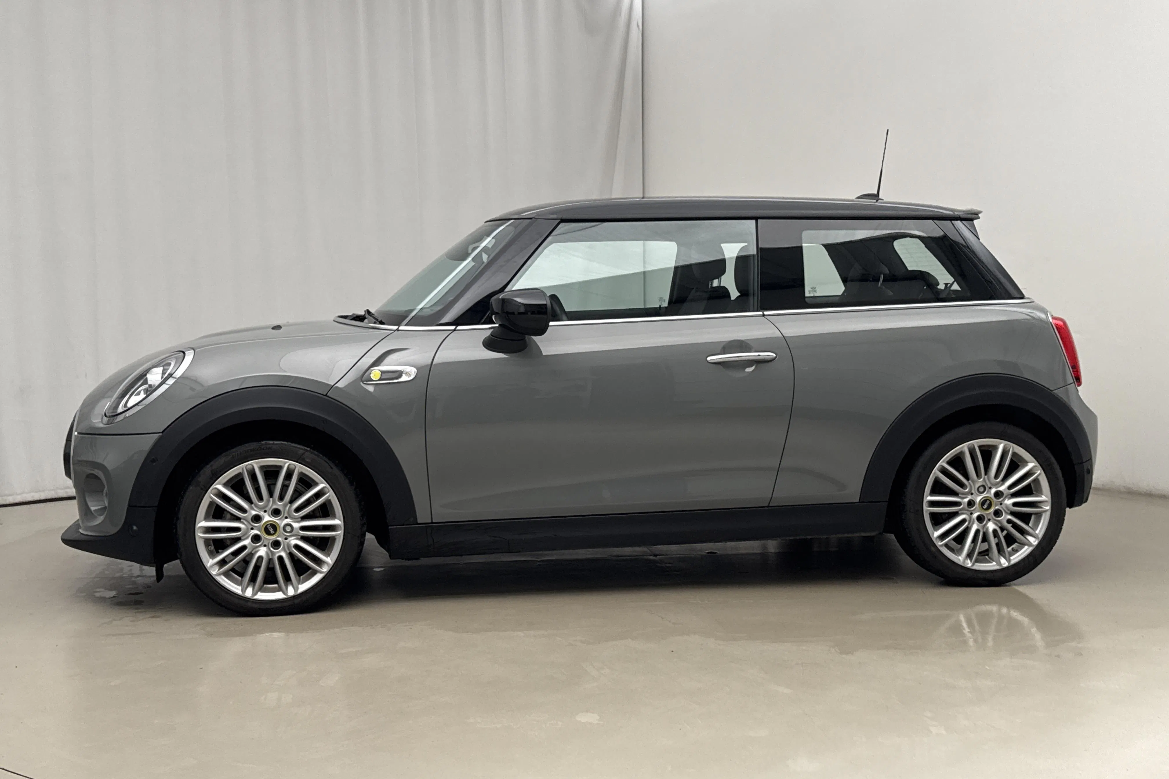 Presentation photo 2 of 21: MINI Cooper SE, F56 (184hk) - 38 340 km - Automatic - gray - 2020