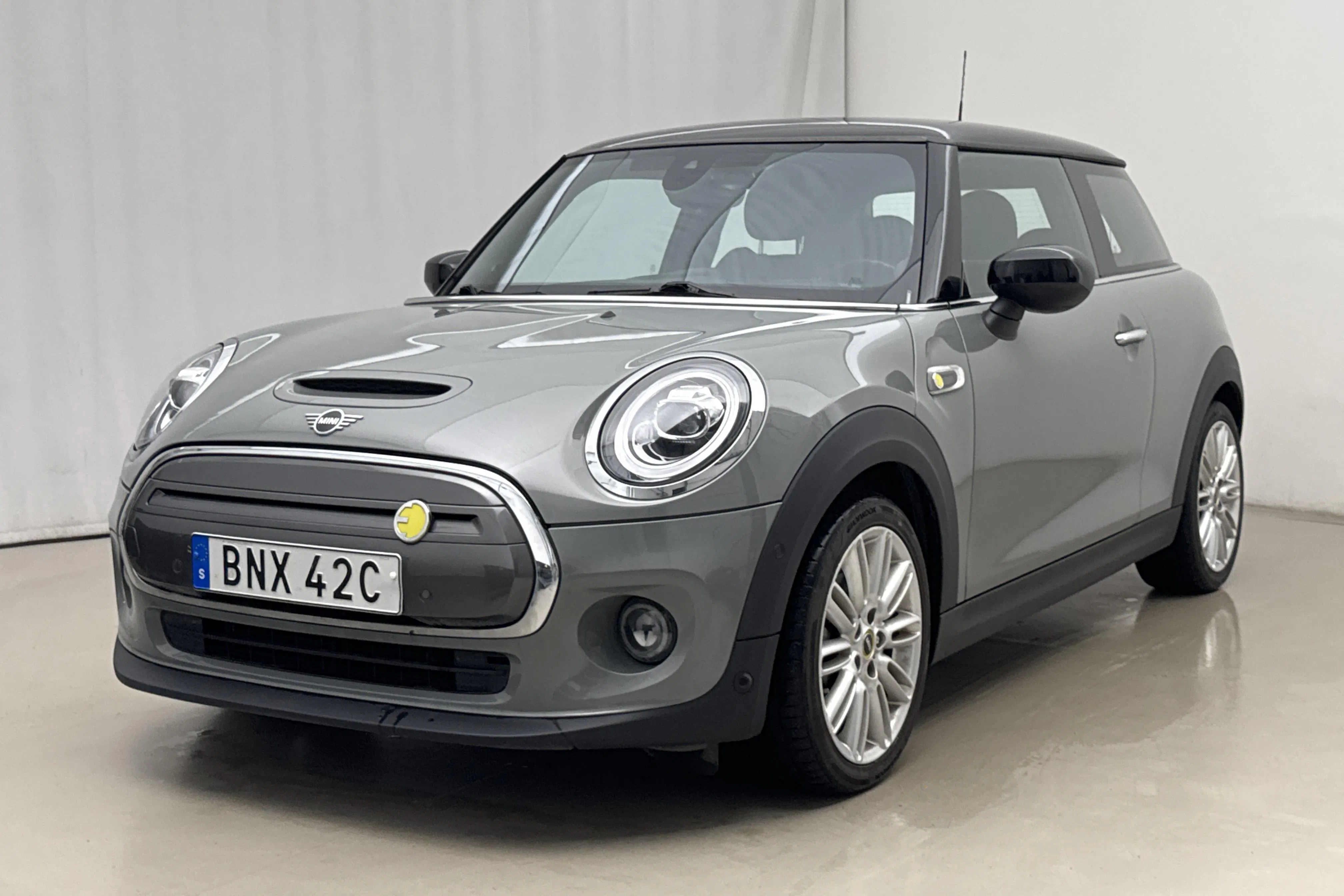 Presentation photo 1 of 21: MINI Cooper SE, F56 (184hk) - 38 340 km - Automatic - gray - 2020