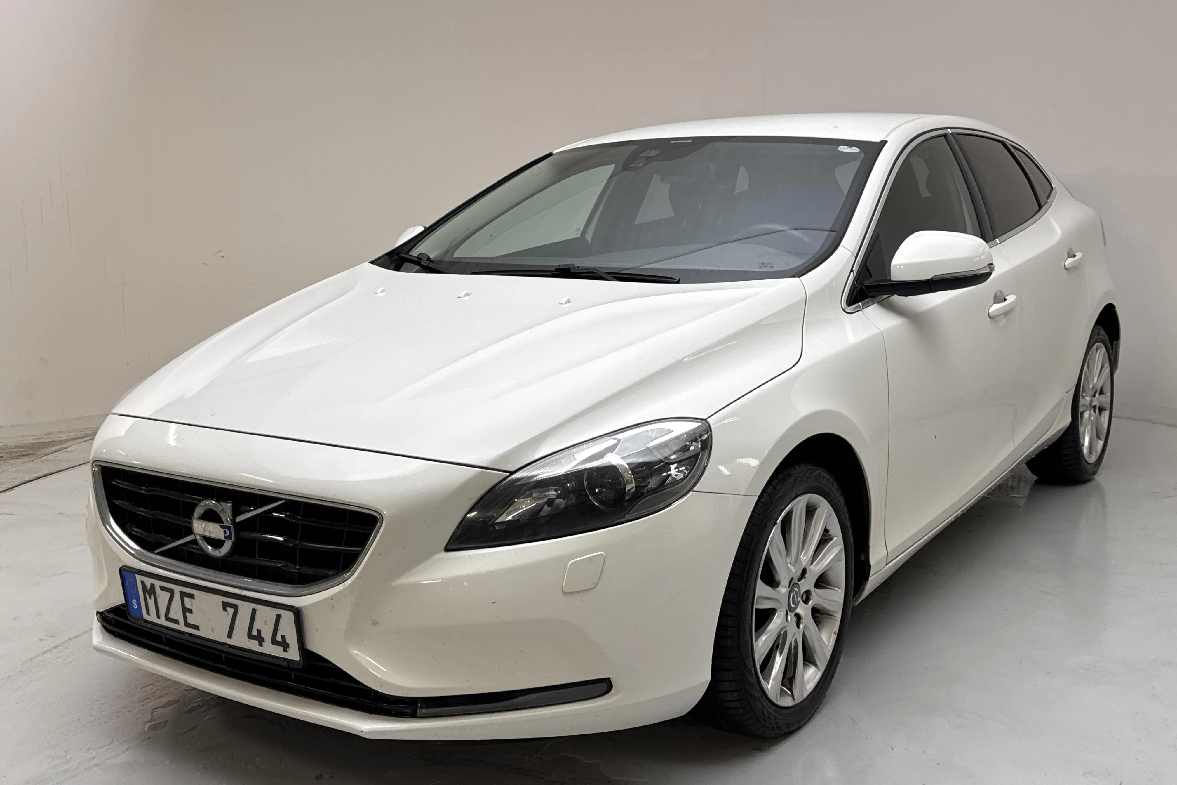 Presentationsfoto 1 av 14: Volvo V40 D2 (115hk) - 13 836 mil - Manuell - vit - 2013