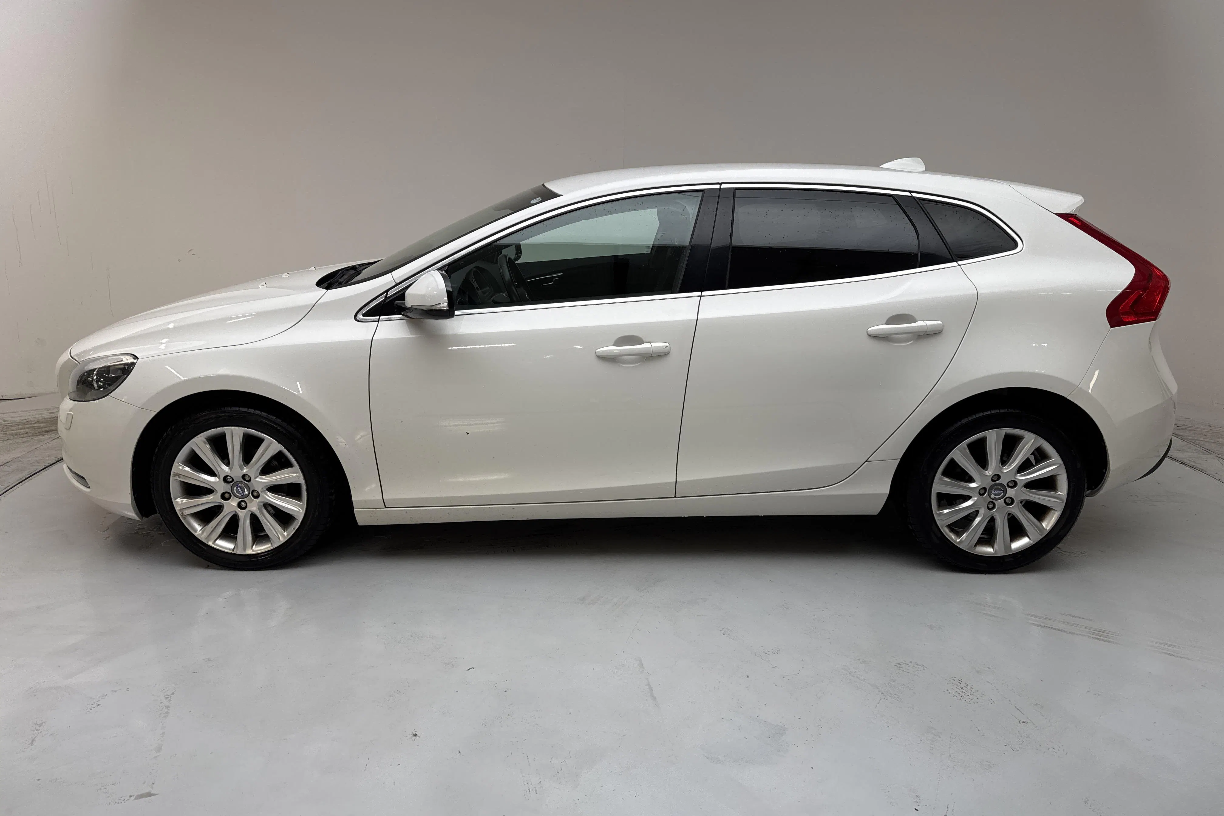 Presentationsfoto 2 av 14: Volvo V40 D2 (115hk) - 13 836 mil - Manuell - vit - 2013