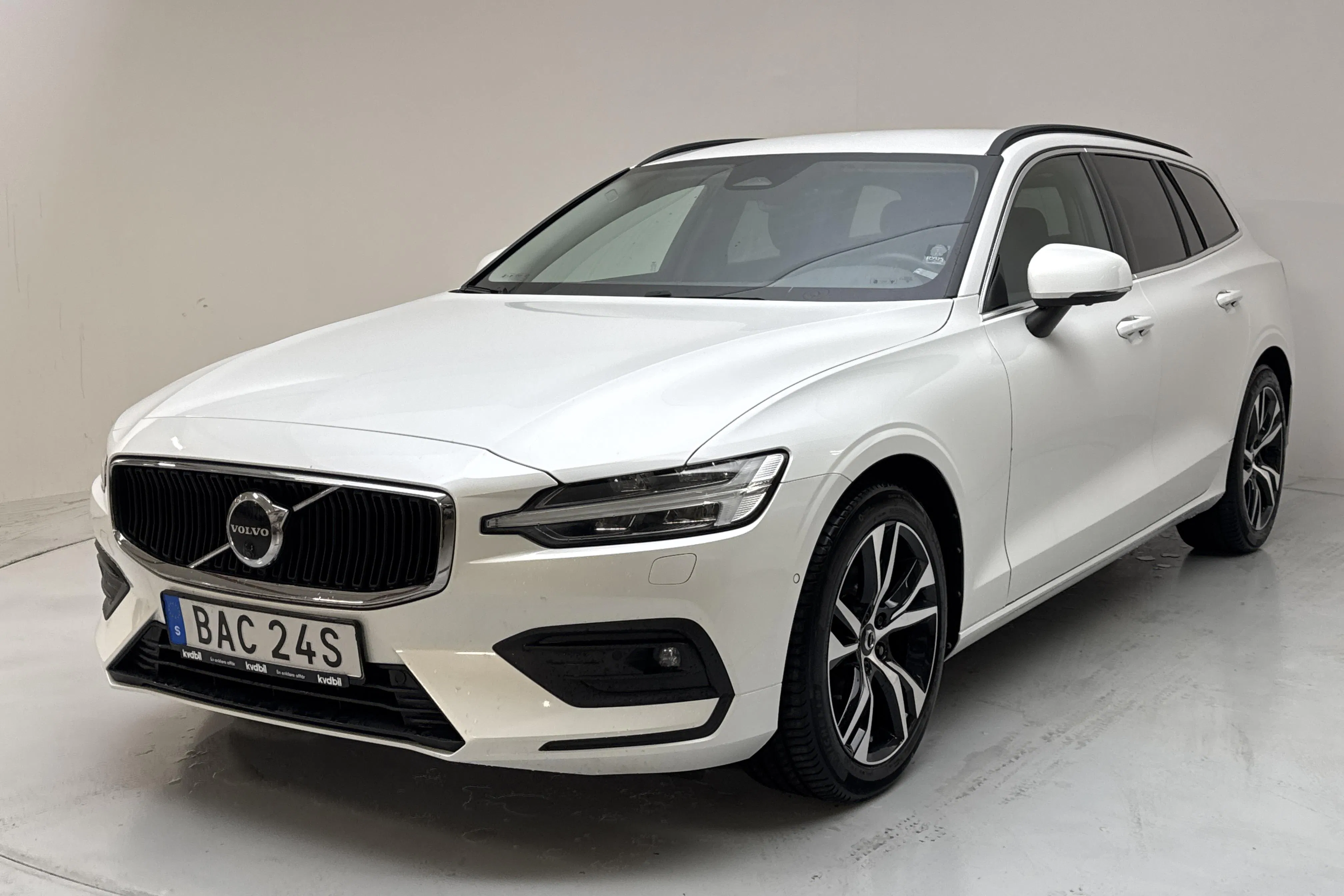 Presentation photo 1 of 16: Volvo V60 B4 Mildhybrid, Diesel (197hk) - 96 990 km - Automatic - white - 2023