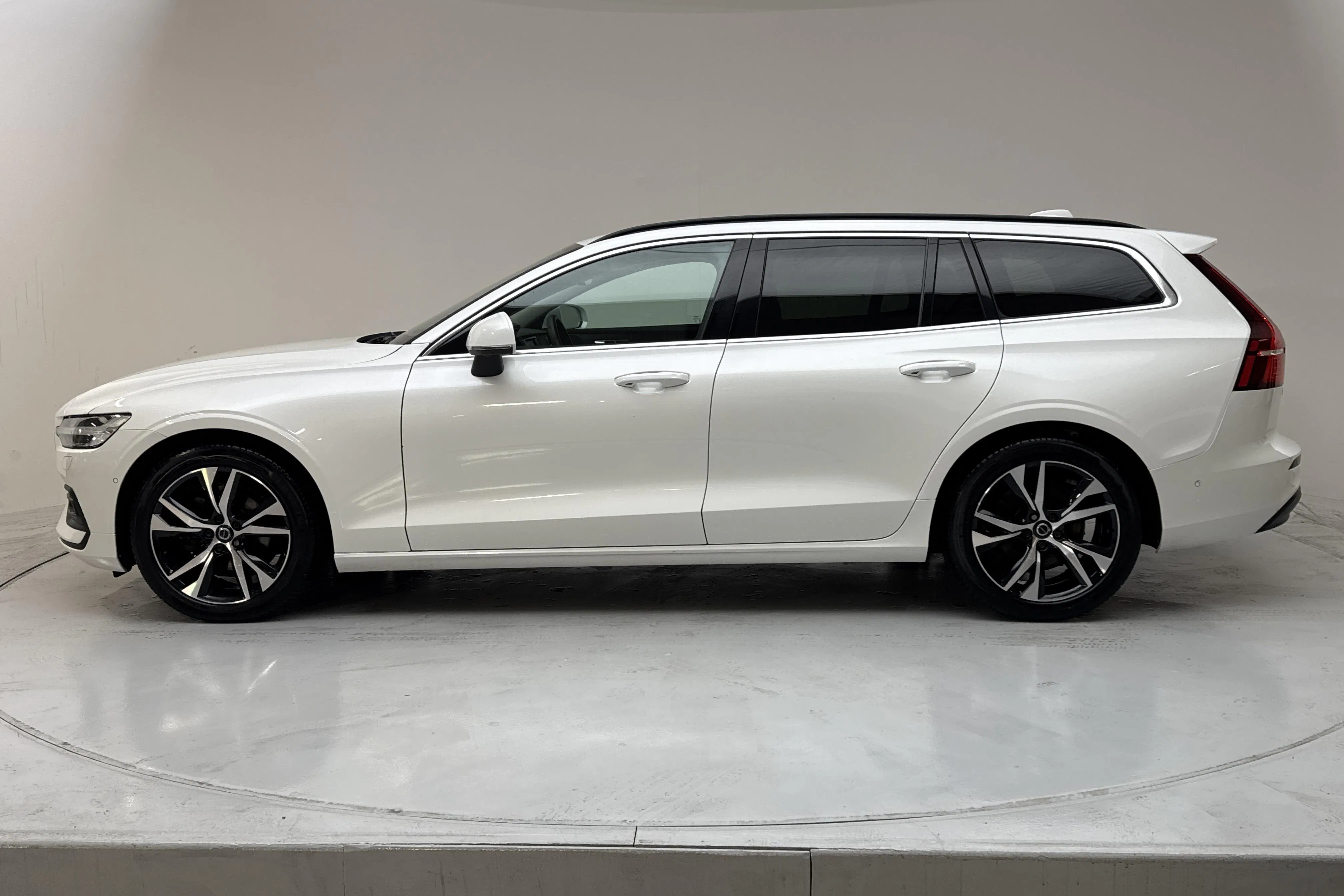 Presentation photo 2 of 16: Volvo V60 B4 Mildhybrid, Diesel (197hk) - 96 990 km - Automatic - white - 2023