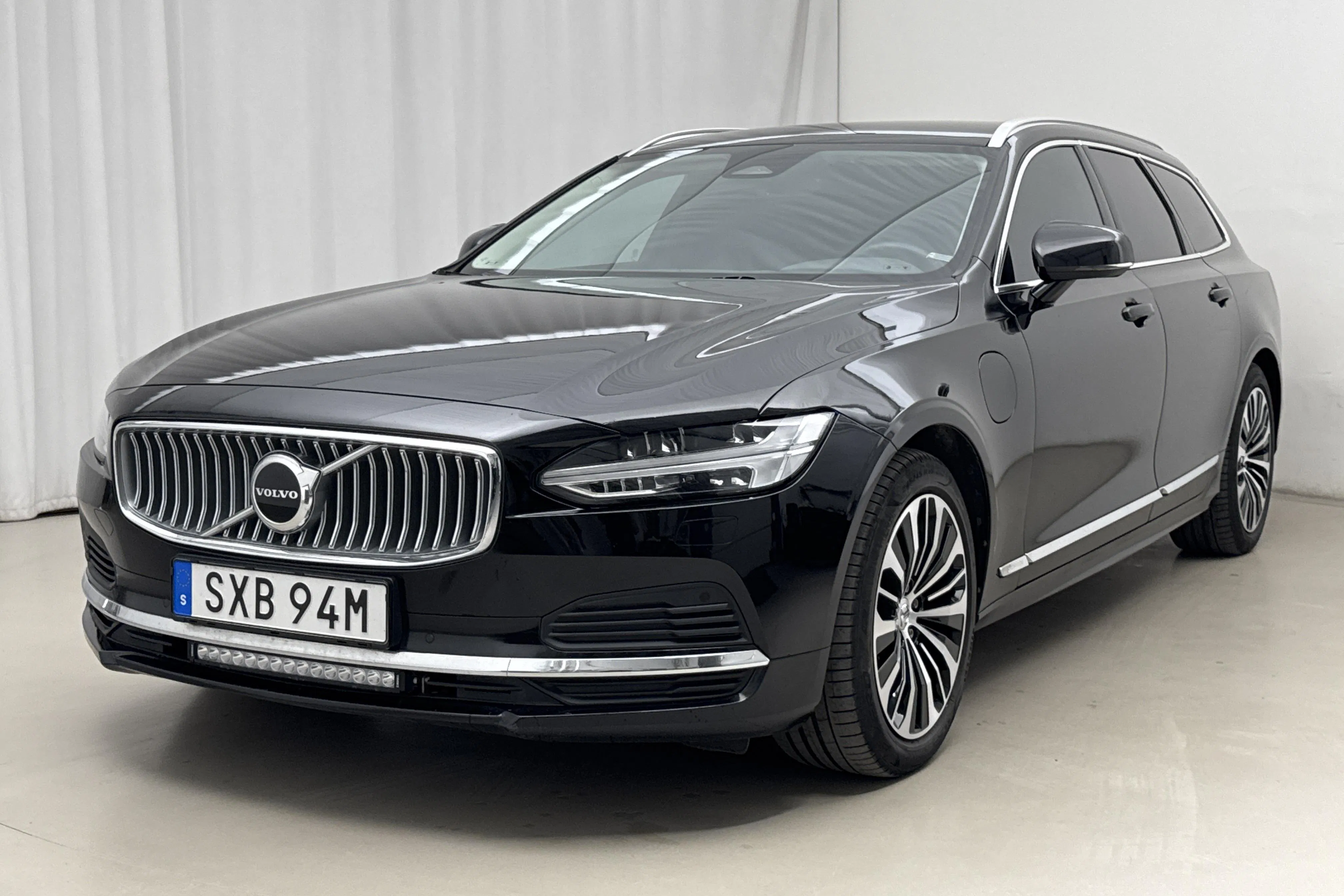 Presentationsfoto 1 av 23: Volvo V90 T6 AWD Recharge (350hk) - 7 970 mil - Automat - svart - 2024