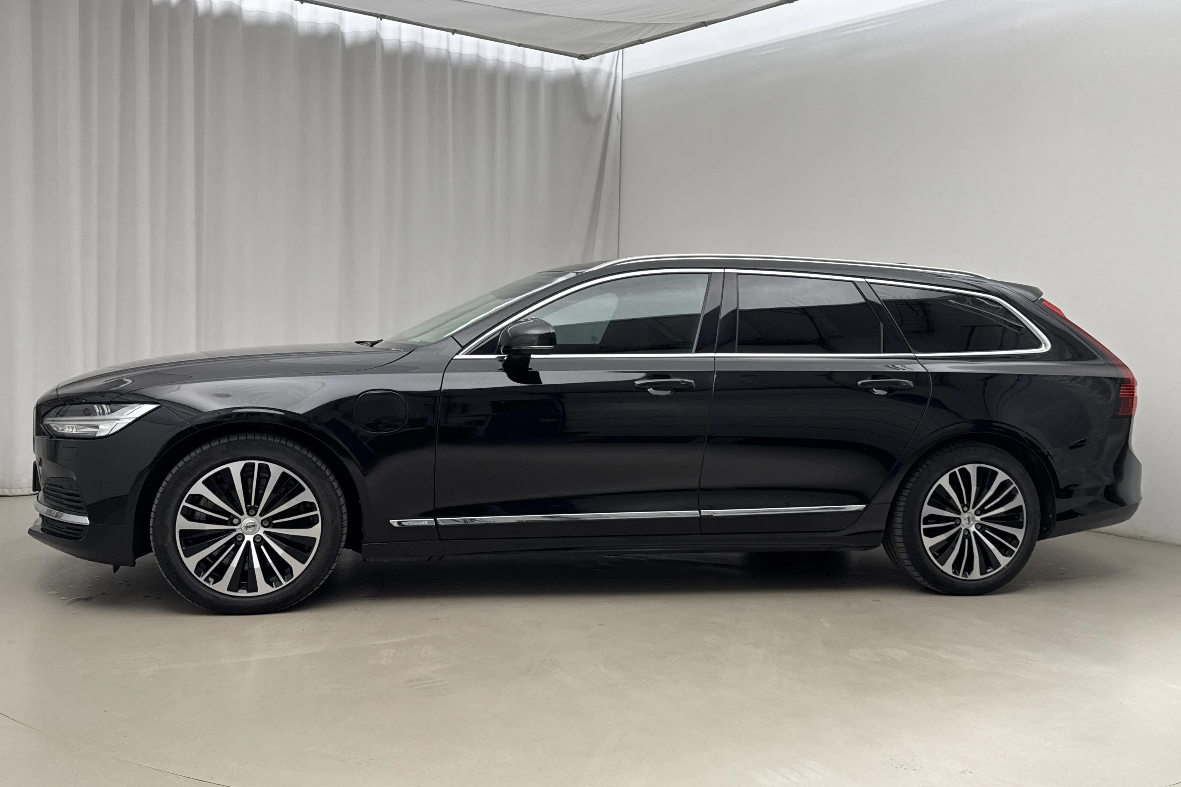Presentationsfoto 2 av 23: Volvo V90 T6 AWD Recharge (350hk) - 7 970 mil - Automat - svart - 2024