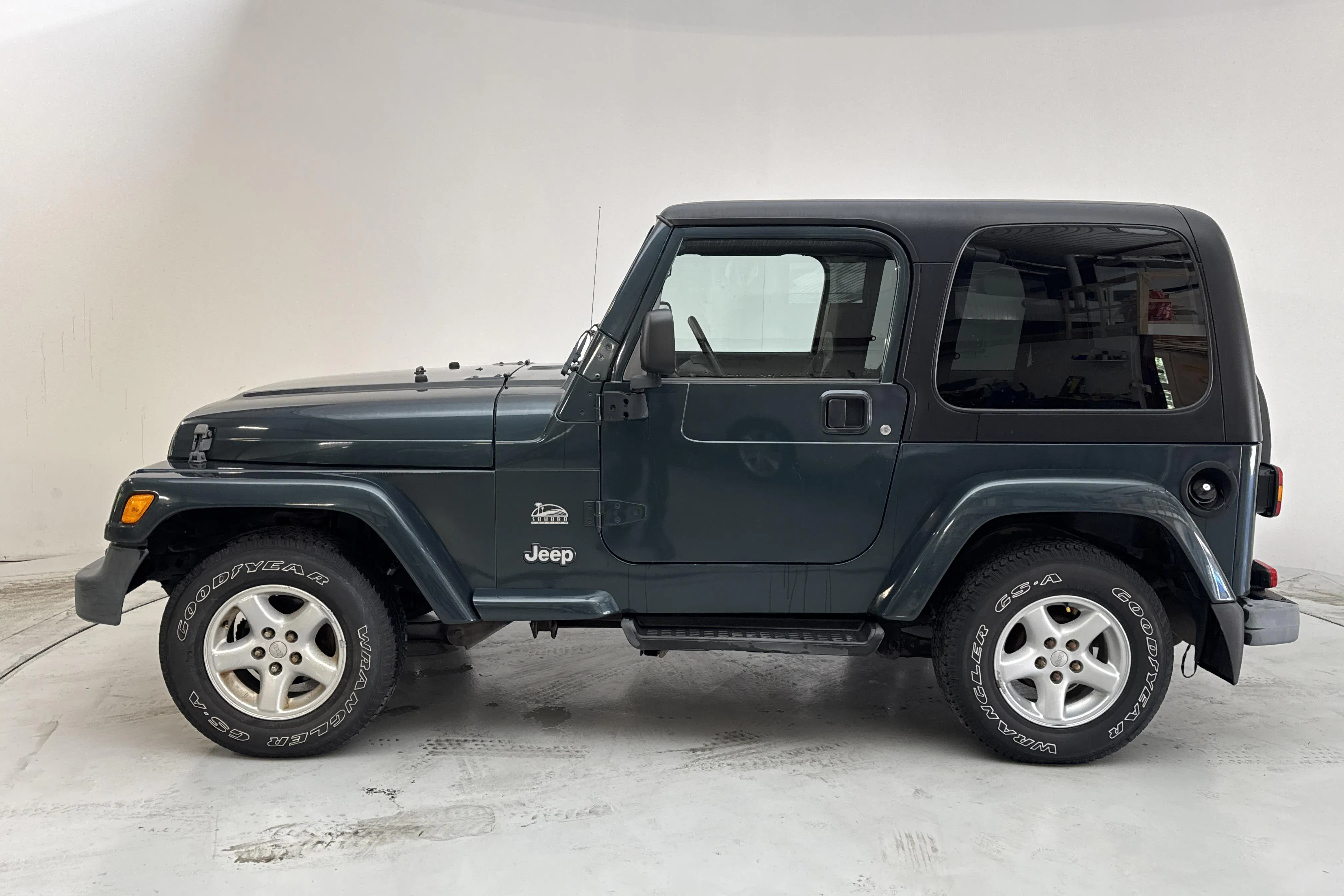 Presentationsfoto 2 av 13: Jeep Wrangler 4.0 Sahara (177hk) - 7 265 mil - Automat - Dark Grey - 2005