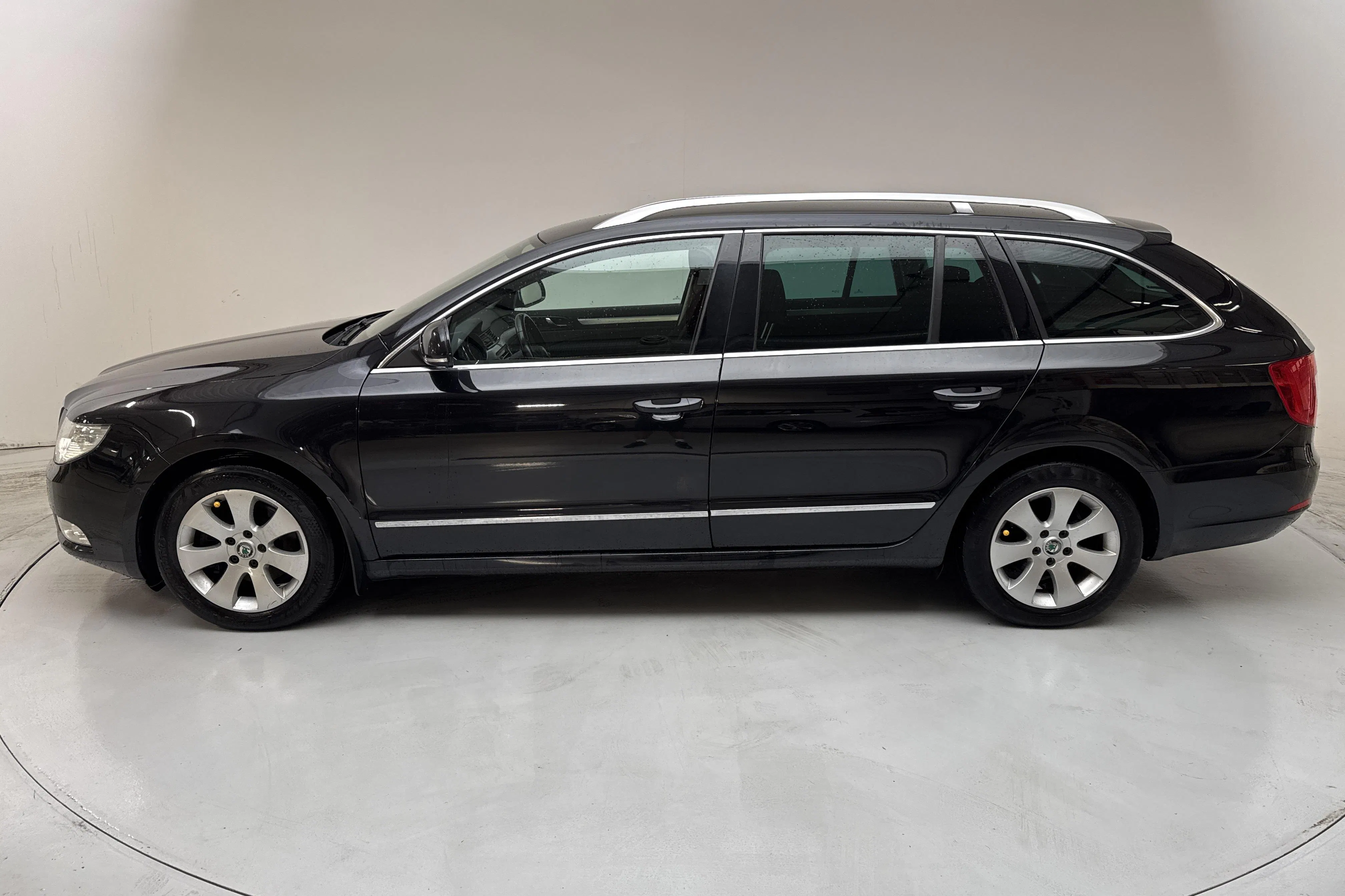 Presentationsfoto 2 av 12: Skoda Superb 1.6 TDI Greenline Kombi (105hk) - 17 267 mil - Manuell - svart - 2012