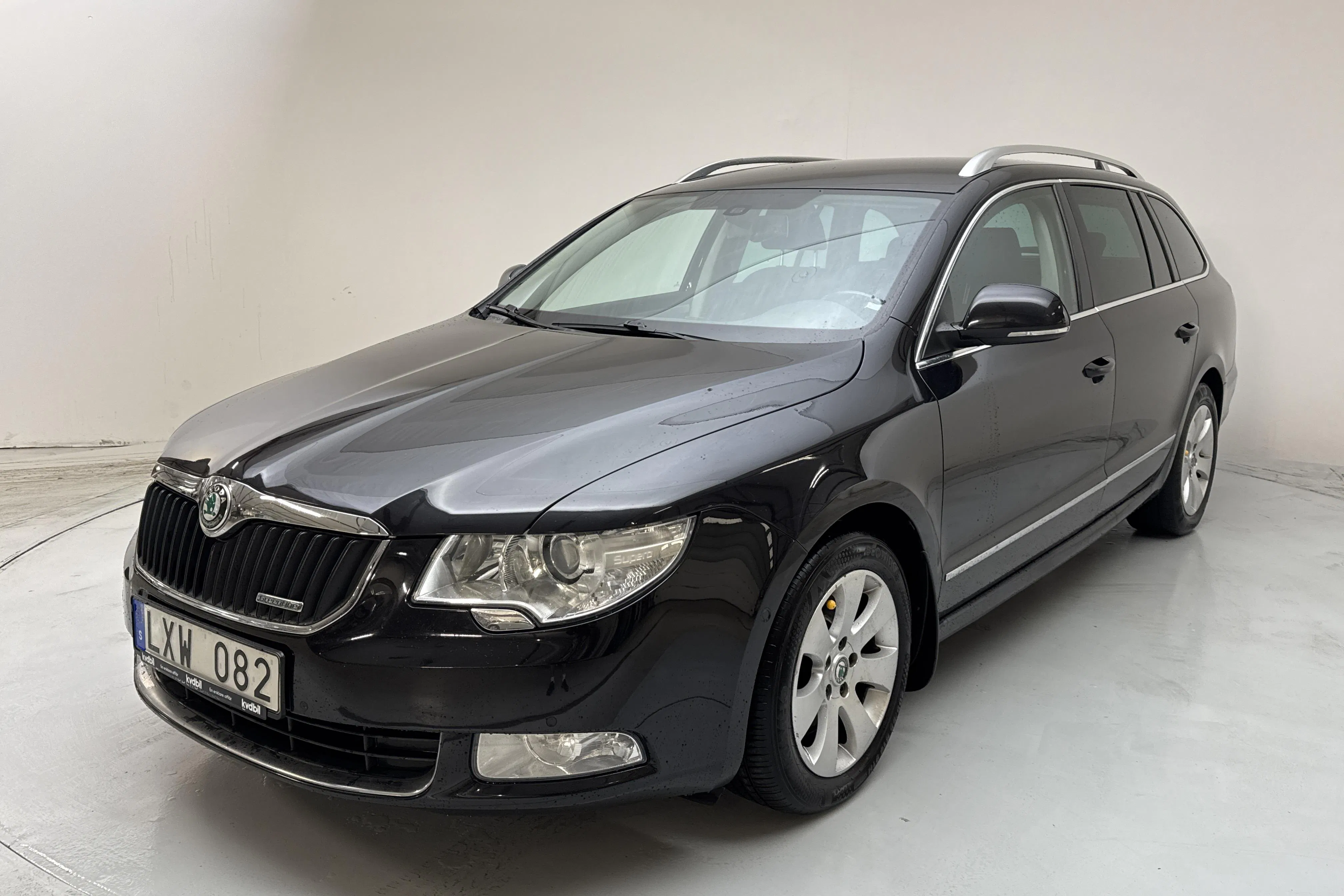 Presentationsfoto 1 av 12: Skoda Superb 1.6 TDI Greenline Kombi (105hk) - 17 267 mil - Manuell - svart - 2012