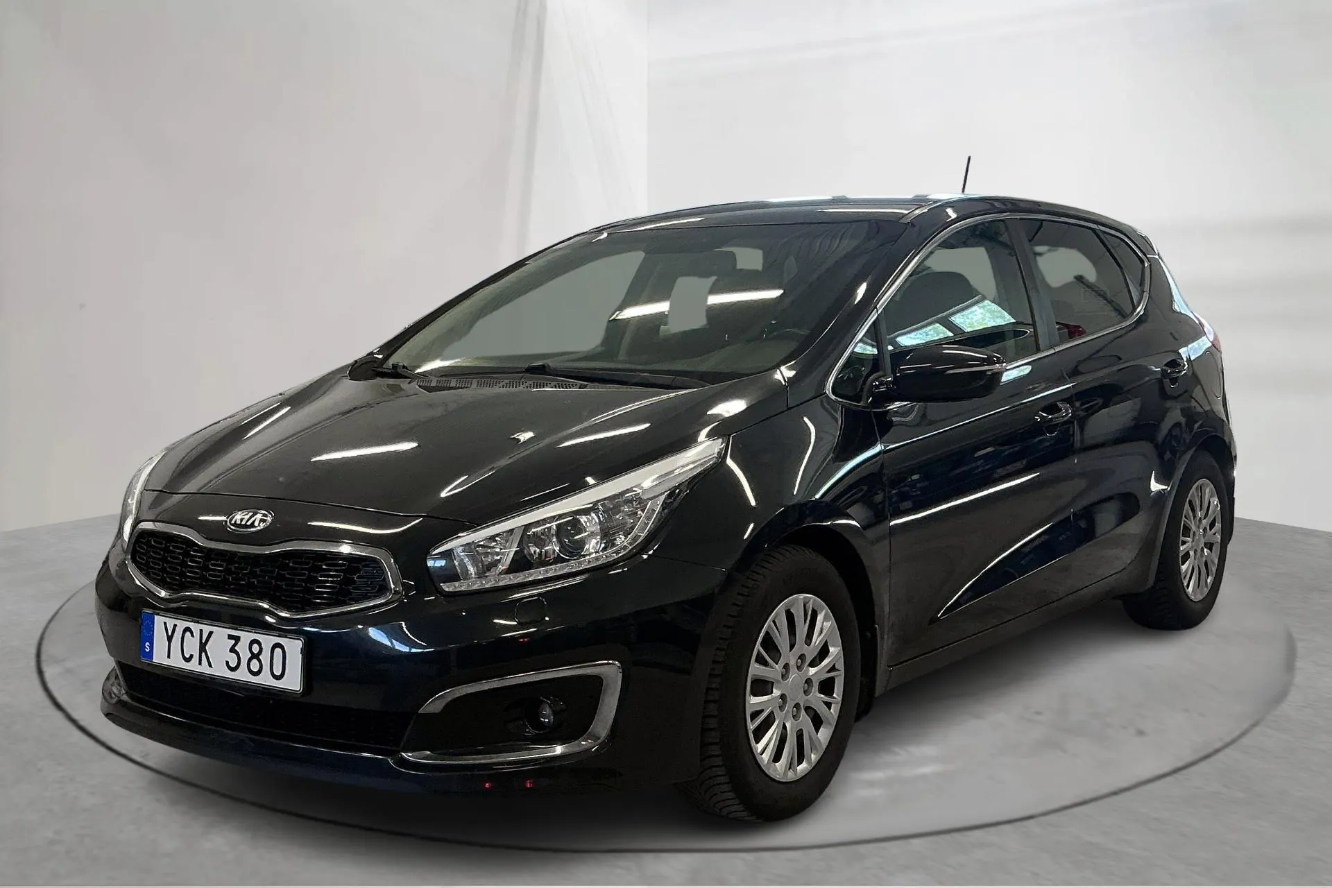 Presentationsfoto 1 av 14: KIA Cee'd 1.6 CRDi 5dr (136hk) - 16 715 mil - Manuell - svart - 2016