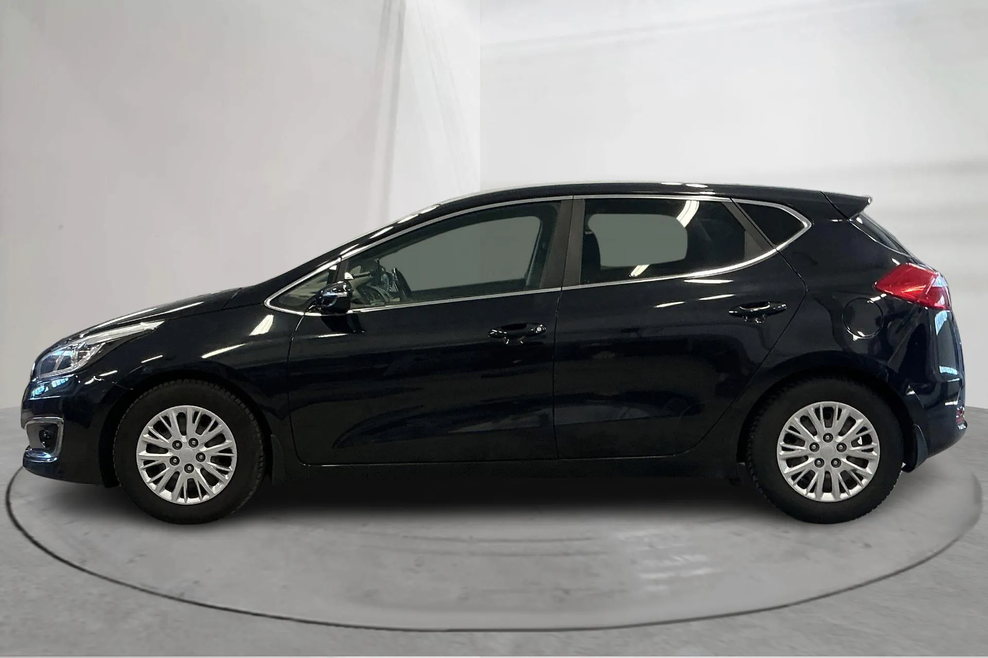 Presentationsfoto 2 av 14: KIA Cee'd 1.6 CRDi 5dr (136hk) - 16 715 mil - Manuell - svart - 2016