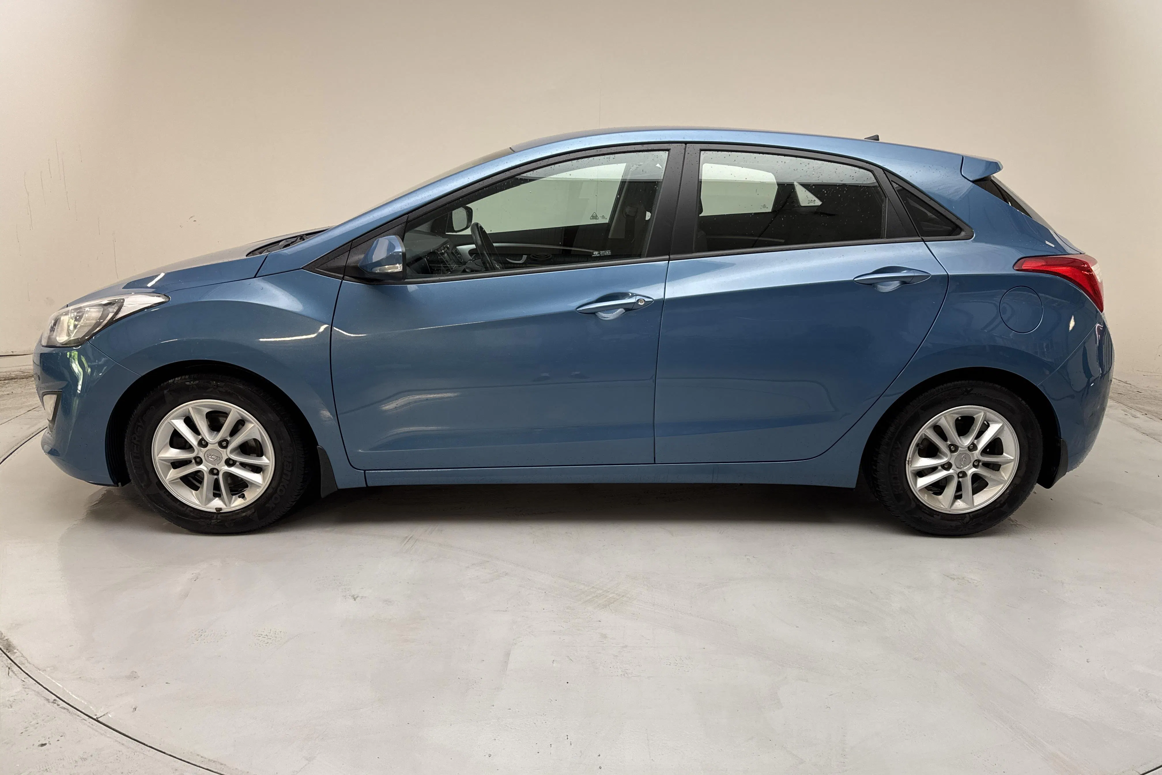Presentationsfoto 2 av 12: Hyundai i30 1.6 GDI 5dr (135hk) - 5 596 mil - Automat - Light Blue - 2014