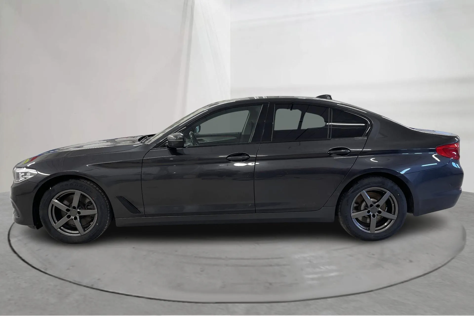 Presentationsfoto 2 av 18: BMW 520d xDrive Sedan, G30 (190hk) - 16 666 mil - Automat - grå - 2019