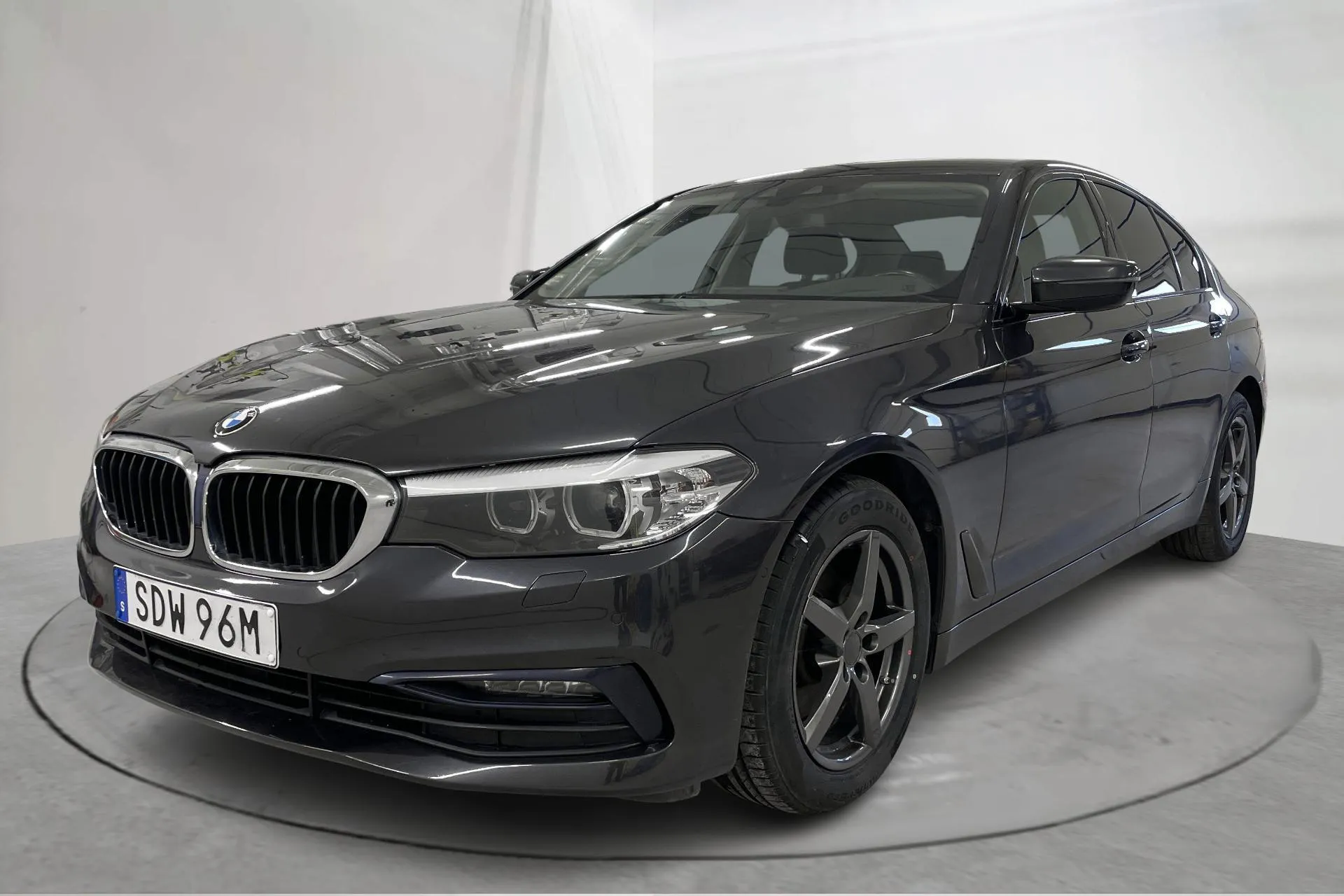 Presentationsfoto 1 av 18: BMW 520d xDrive Sedan, G30 (190hk) - 16 666 mil - Automat - grå - 2019