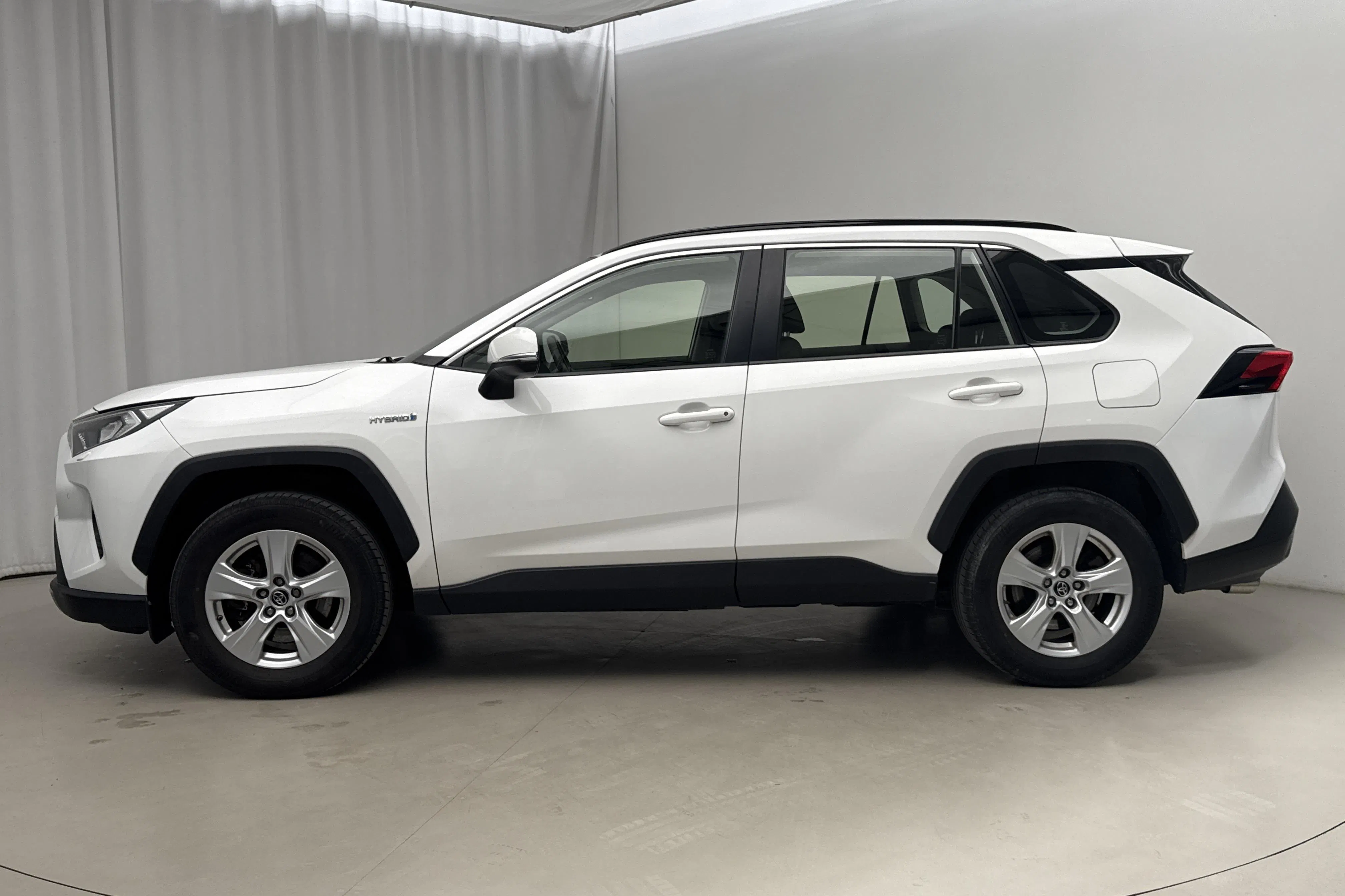 Presentationsfoto 2 av 16: Toyota RAV4 2.5 HSD AWD (222hk) - 11 569 mil - Automat - vit - 2019