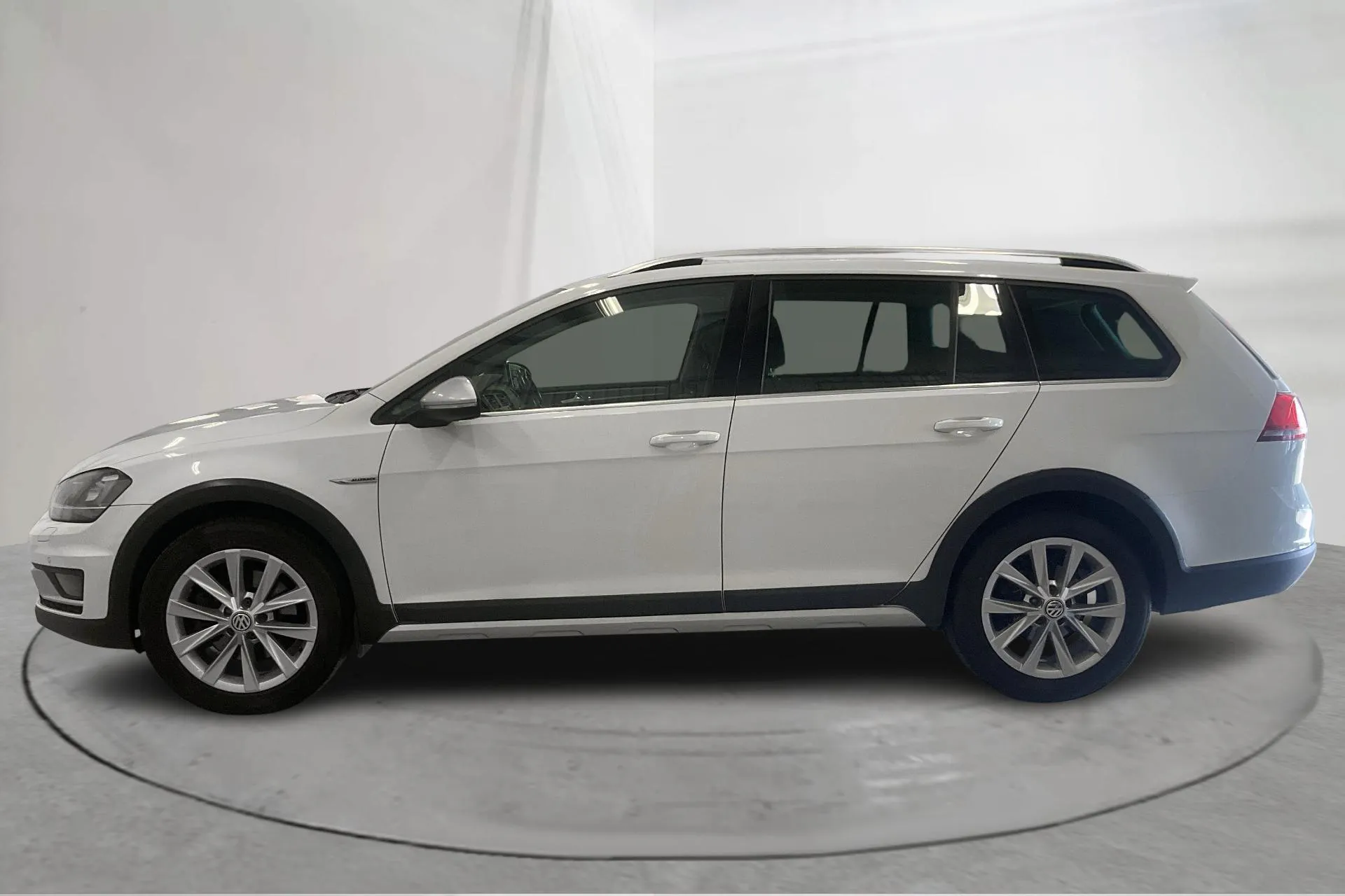 Presentationsfoto 2 av 15: VW Golf Alltrack 1.8 TSI 4Motion (180hk) - 19 248 mil - Automat - vit - 2017