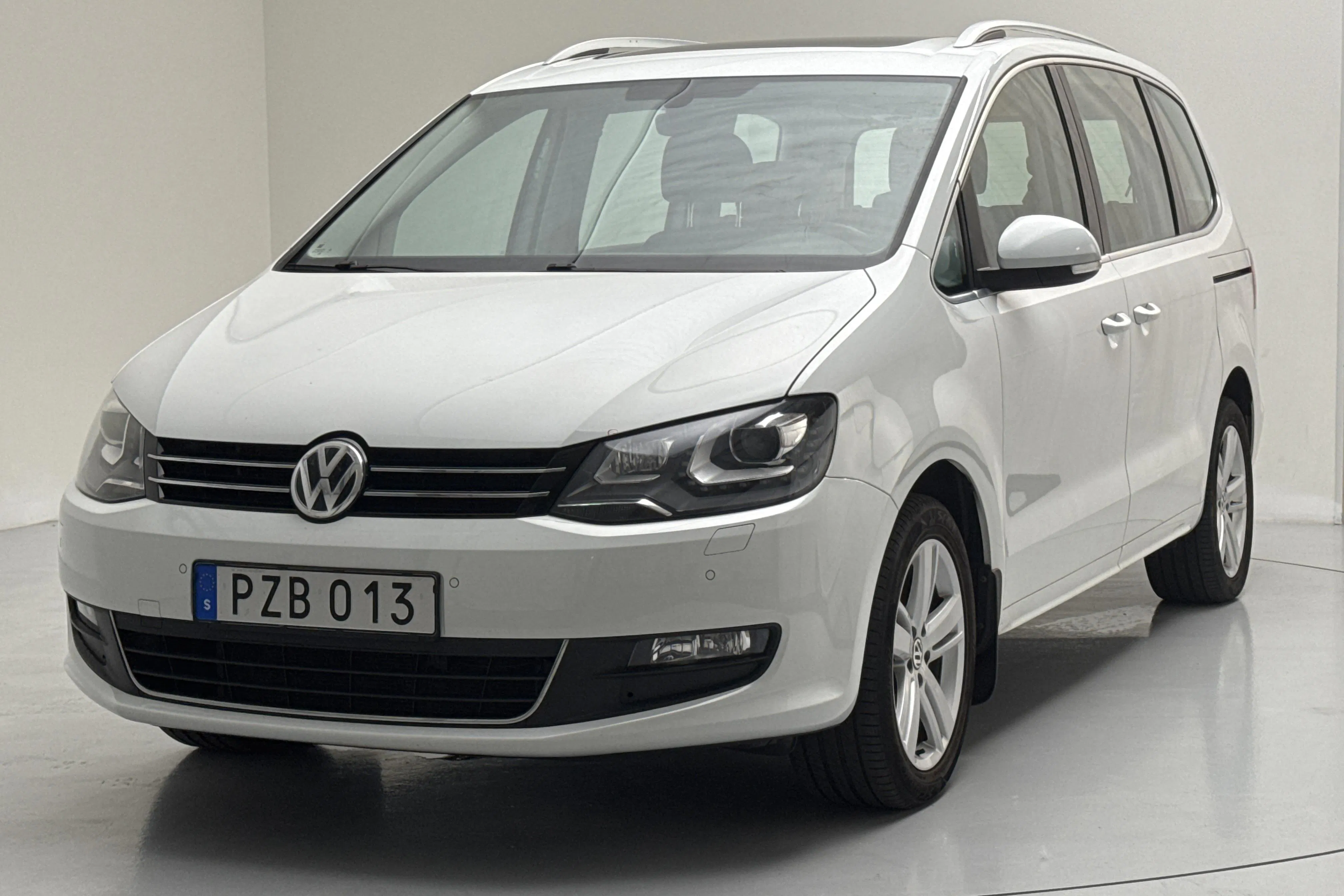 Presentationsfoto 1 av 17: VW Sharan 2.0 TDI (150hk) - 14 469 mil - Automat - vit - 2017