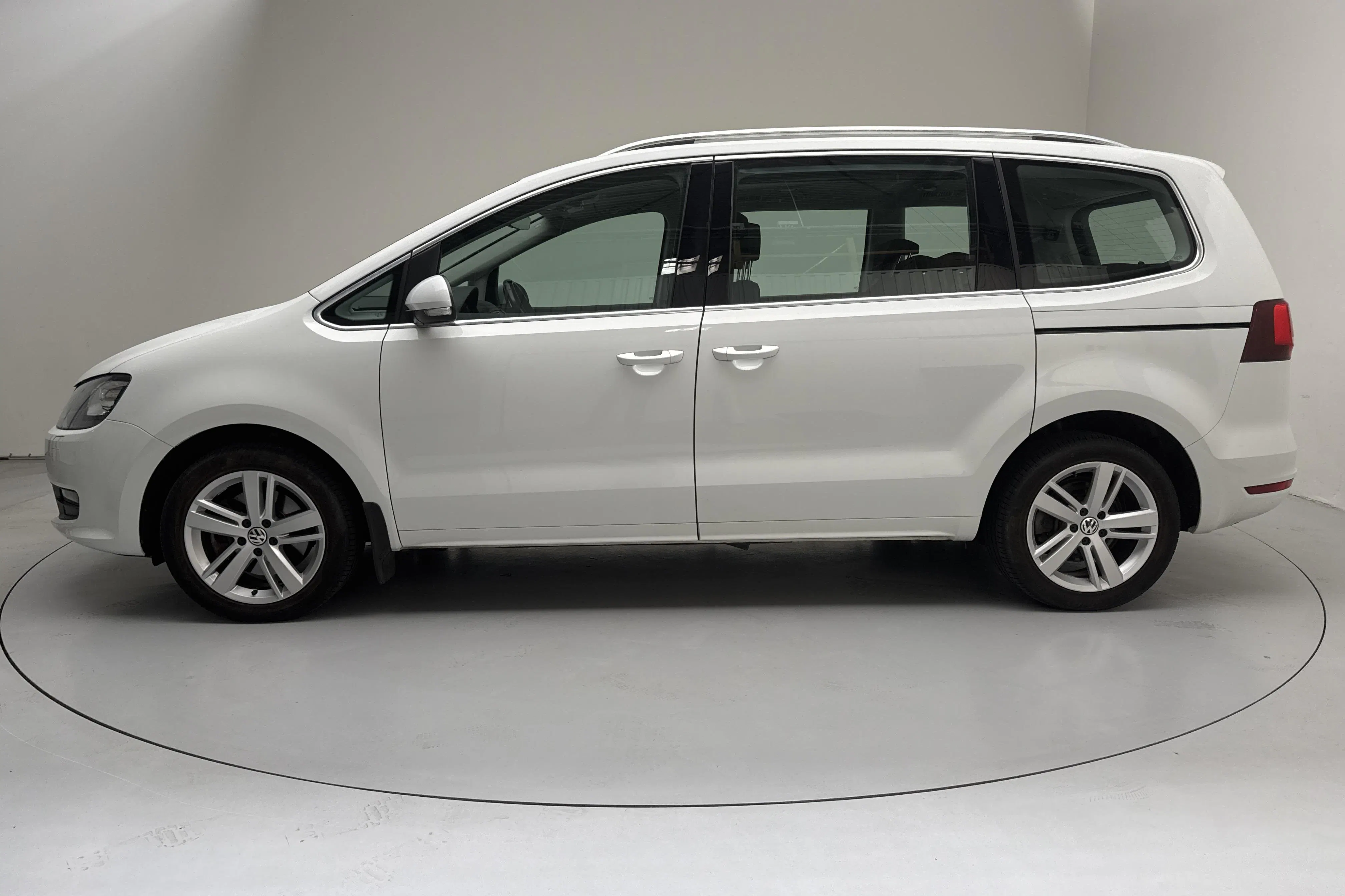 Presentationsfoto 2 av 17: VW Sharan 2.0 TDI (150hk) - 14 469 mil - Automat - vit - 2017