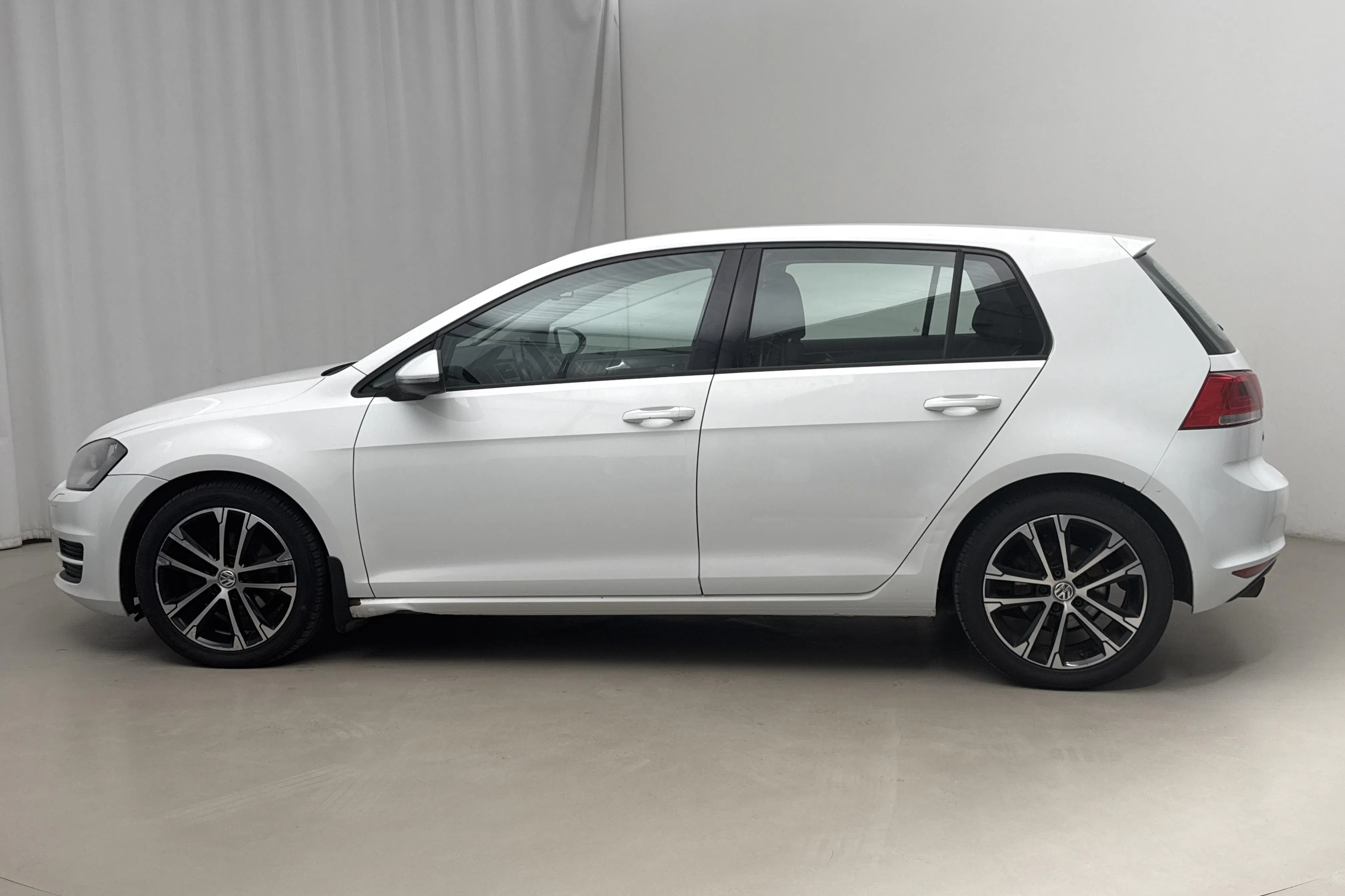 Presentationsfoto 2 av 16: VW Golf VII 1.2 TSI 5dr (105hk) - 18 438 mil - Manuell - vit - 2013