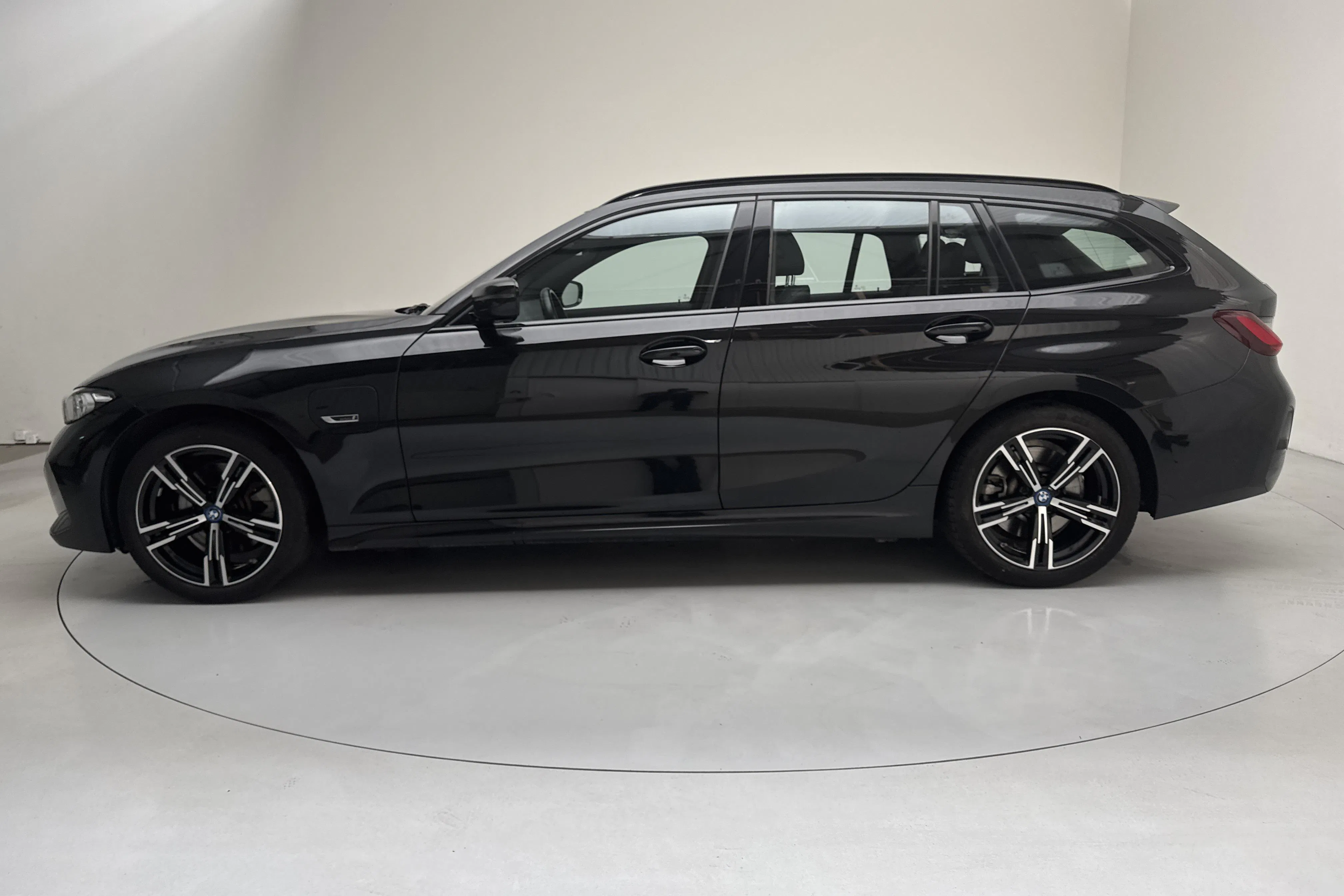 Presentationsfoto 2 av 17: BMW 330e xDrive Touring LCI, G21 (292hk) - 7 830 mil - Automat - svart - 2023